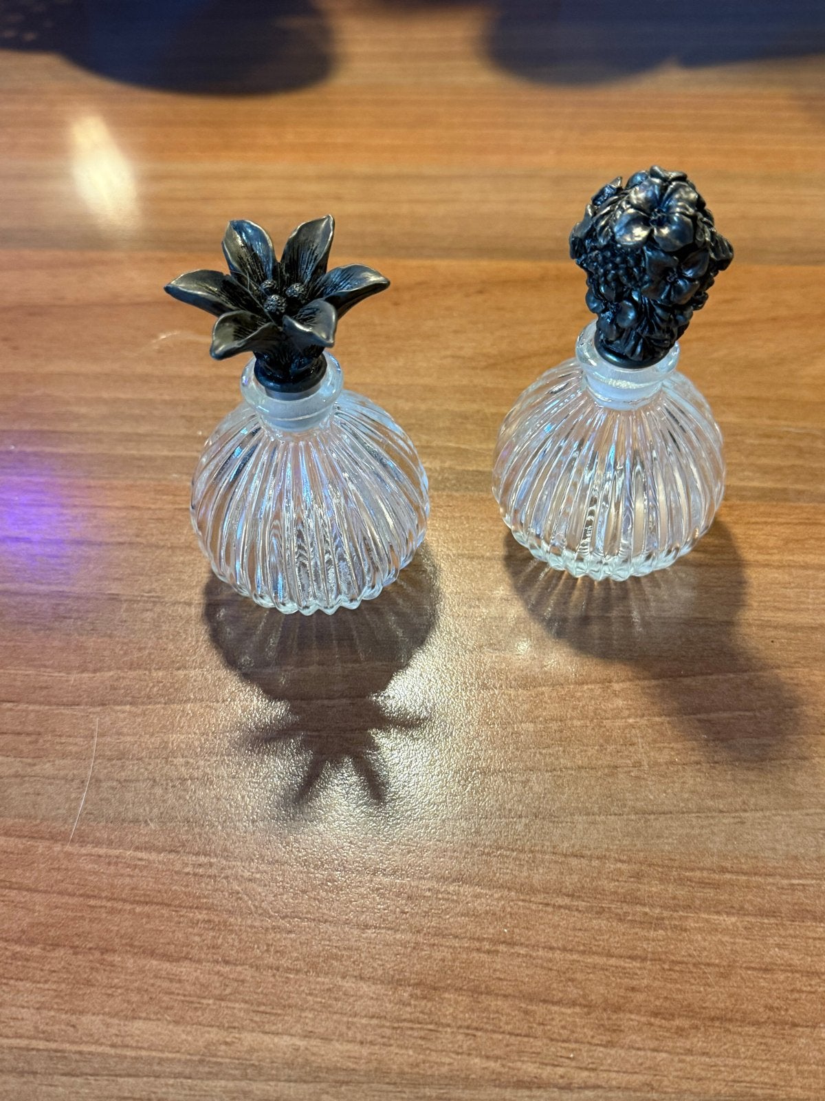 Set van 2 vintage parfumflesjes met sierdoppen, Ophalen of Verzenden