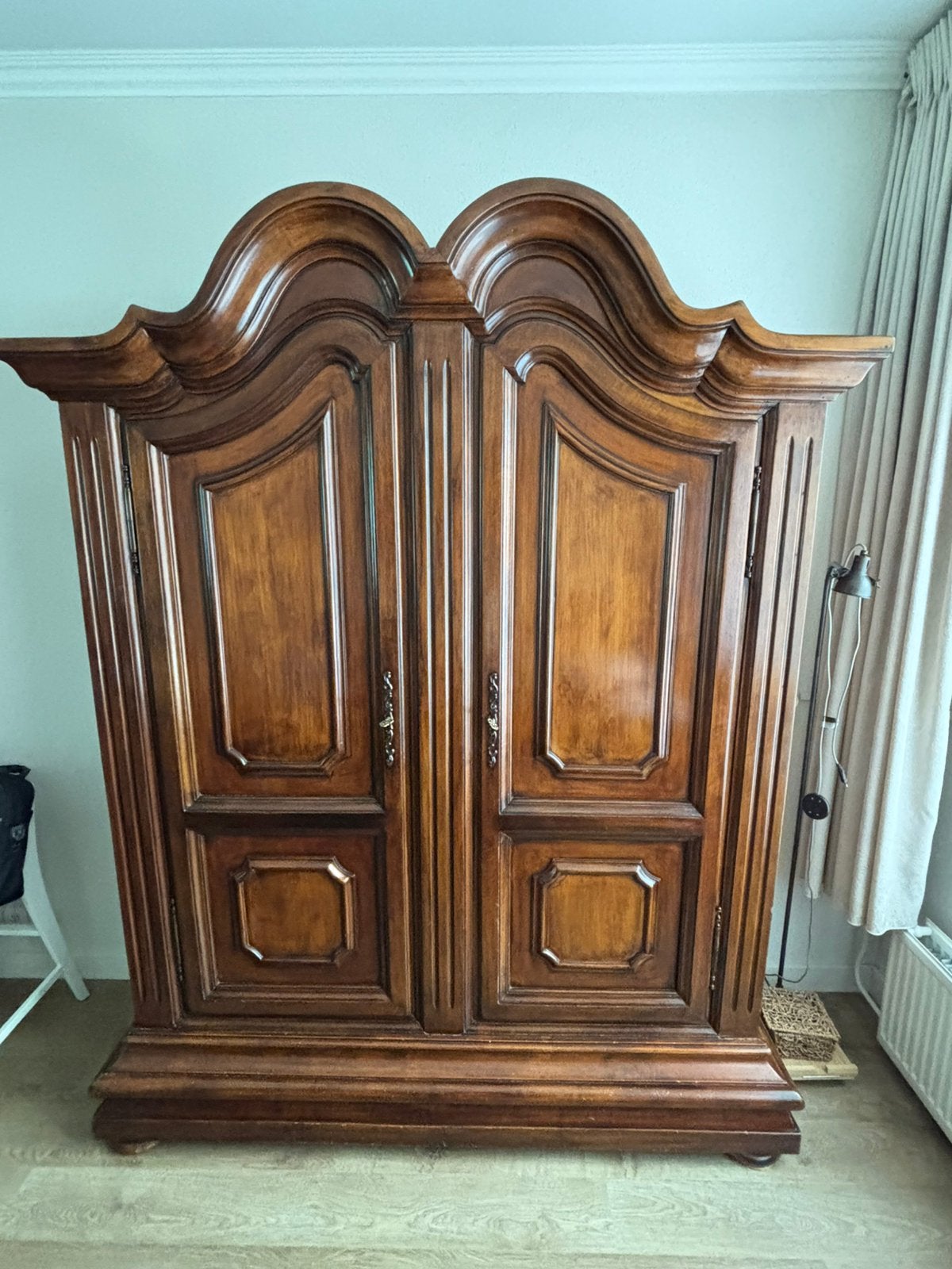 Te koop notenhouten Toogkast, Ophalen