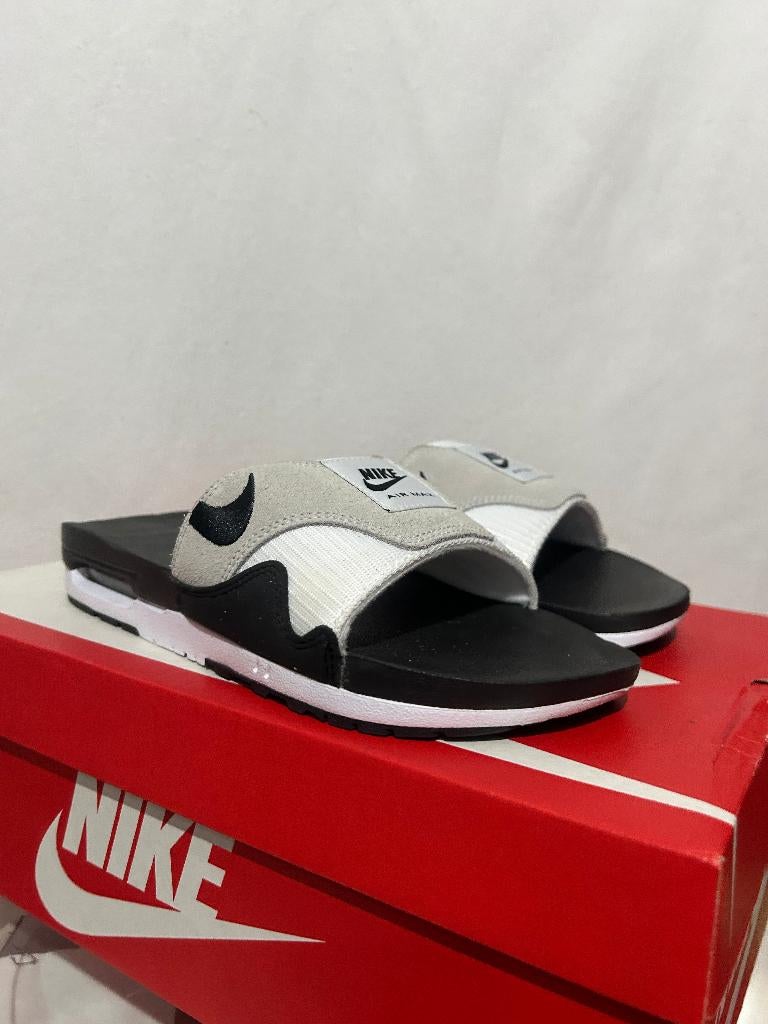 NIEUW! Maat 42,5 - Nike Air Max 1 Slide Slipper White Black, Kleding | Heren, Schoenen, Slippers, Verzenden, Zwart, Nike