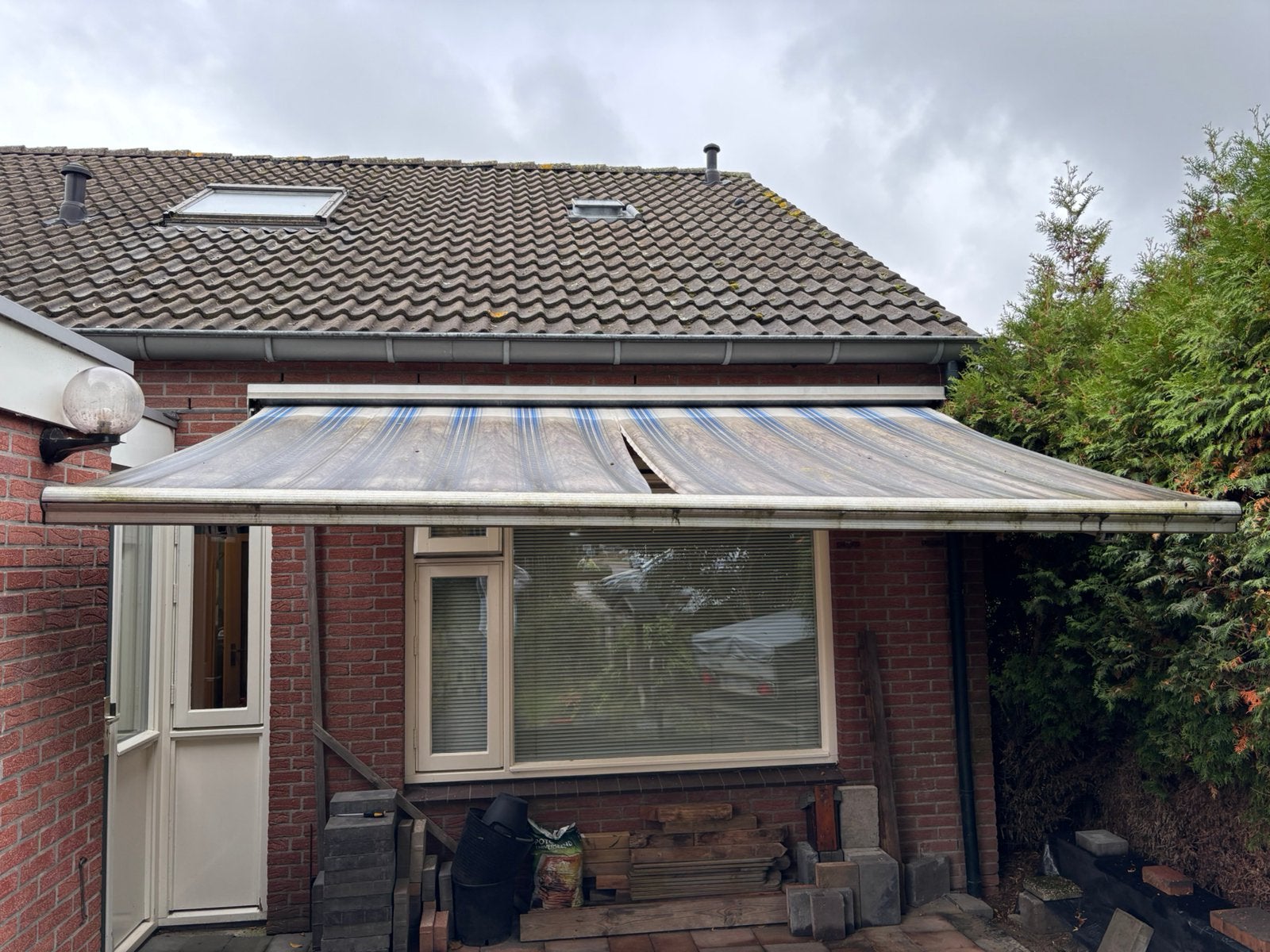 GRATIS Zonnescherm knikarm electrisch 3,5mtr - 2,35 uitval, Tuin en Terras, Ophalen, Gebruikt, 150 tot 300 cm, 250 cm tot 450 cm