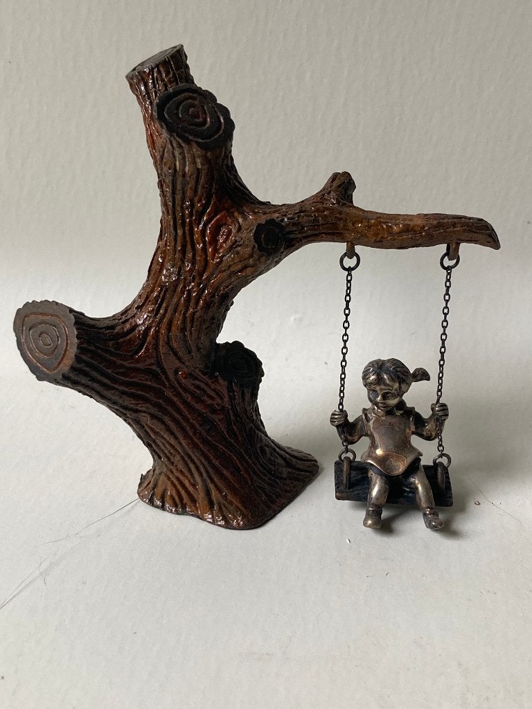 Zilveren miniatuur meisje op schommel aan bronzen boom, Ophalen of Verzenden, Zilver