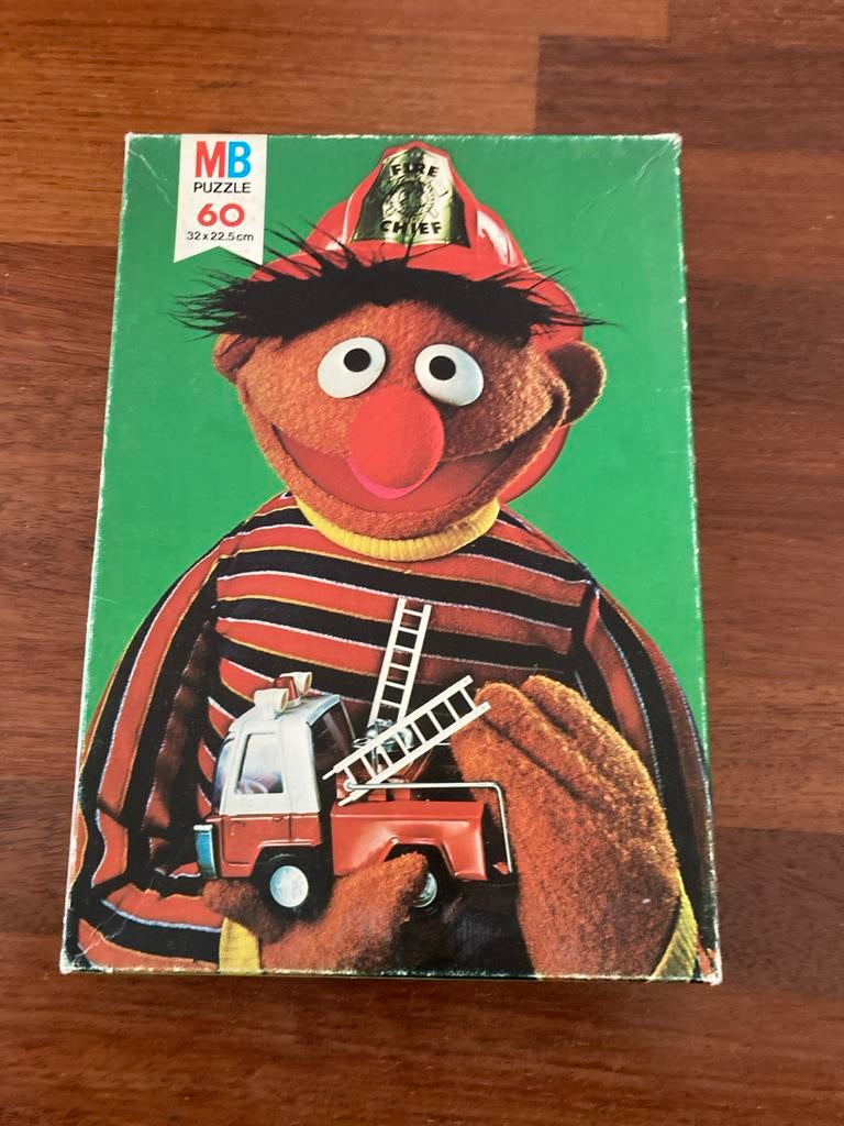 MB Sesamstraat Ernie Brandweerman Legpuzzel 60 stukjes, Ophalen of Verzenden, Meer dan 50 stukjes, Gebruikt, 4 tot 6 jaar