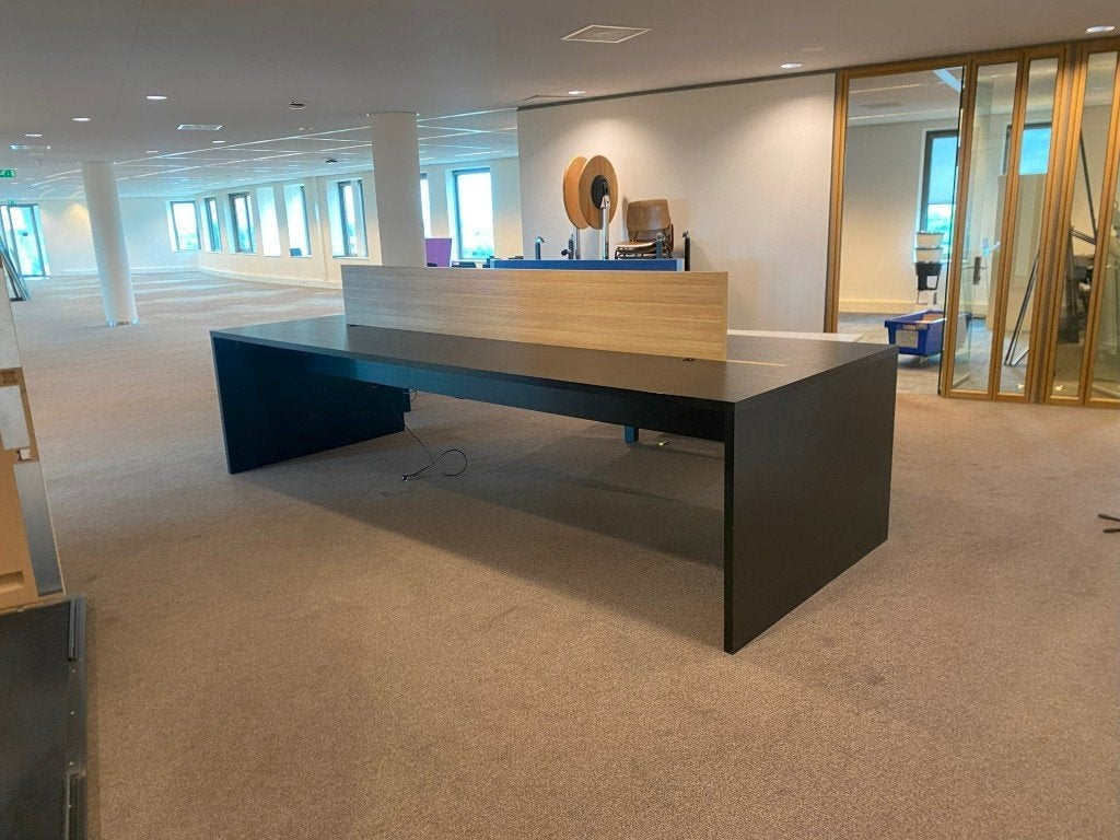 Design statafel Vitra, donker eiken, 400 x 150 cm.