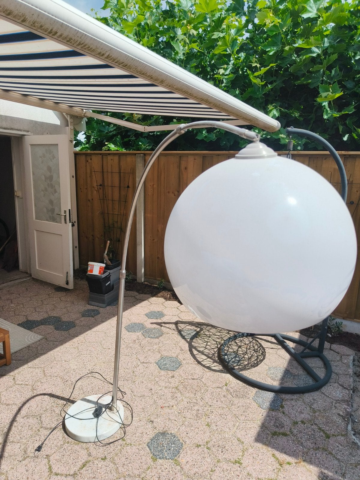 Booglamp met marmeren voet en witte bolkap, Ophalen, Gebruikt, E27 (groot), Glas