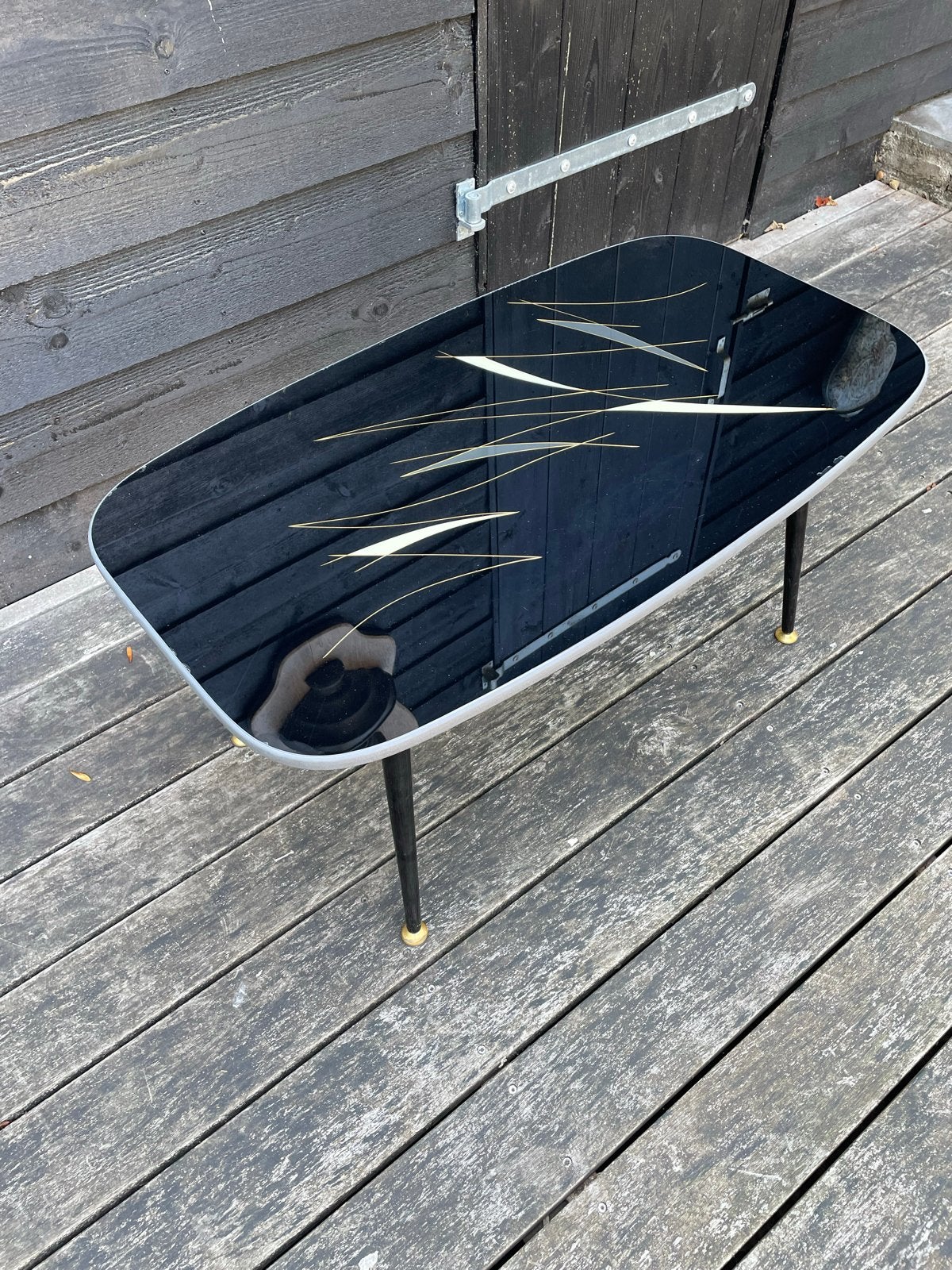 Vintage salontafel met zwart blad en gouden details, Ophalen, Gebruikt, 100 tot 150 cm, Overige materialen