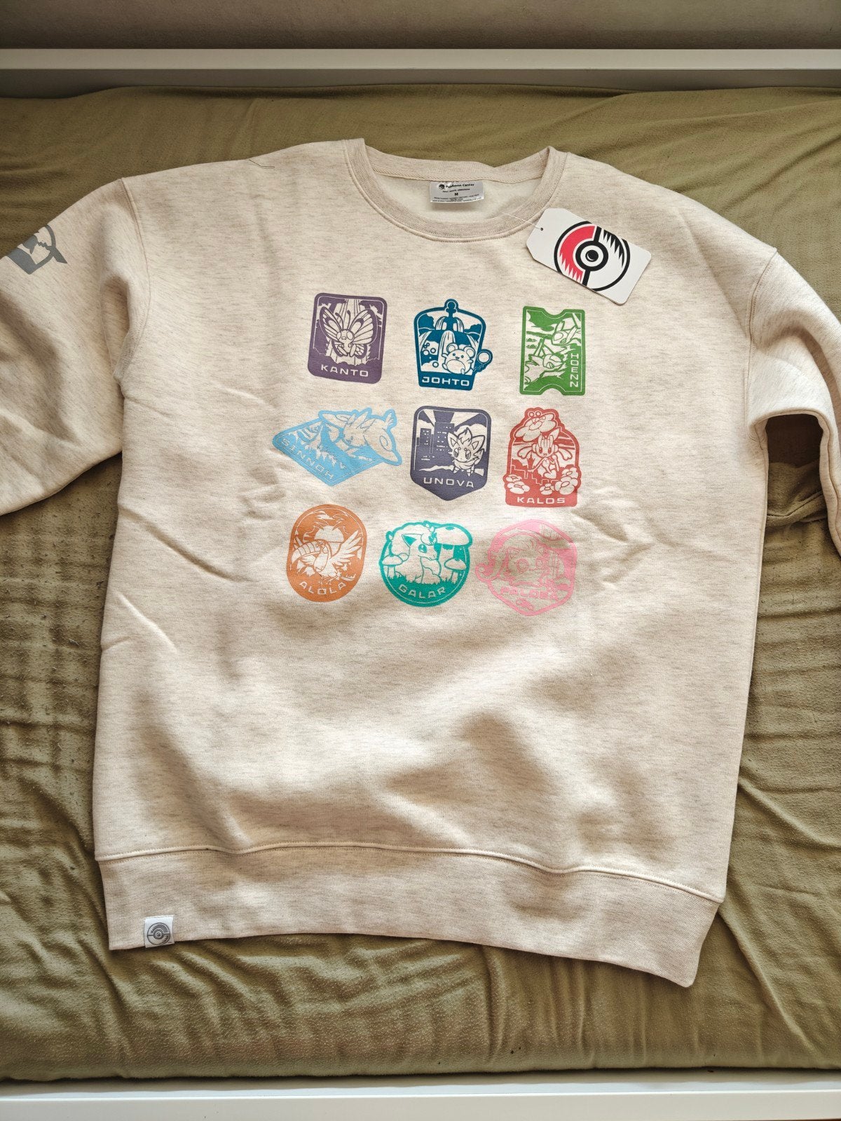 Limited Edition Pokemon 30 year collection trui, Pokemon, Maat 48/50 (M), Beige, Nieuw