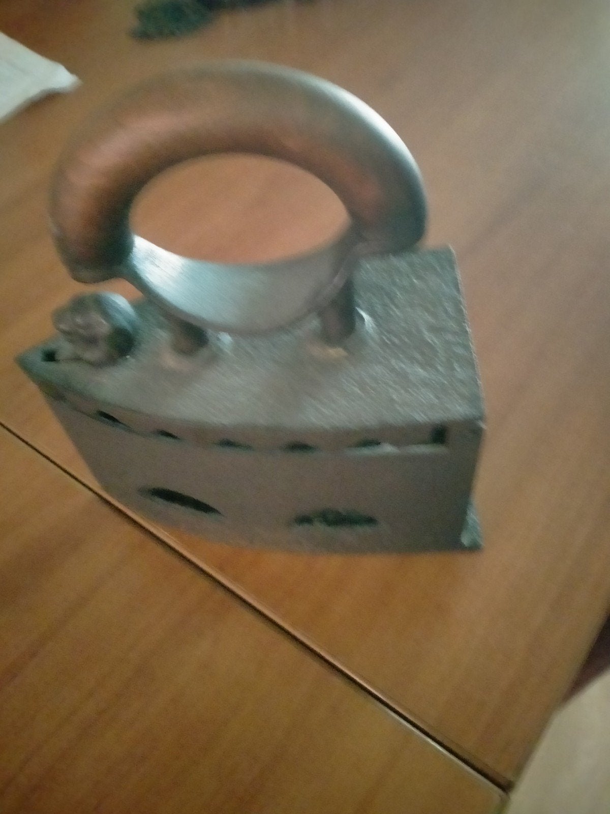 Antiek strijkijzer met houten handvat en leeuwenkop, Ophalen