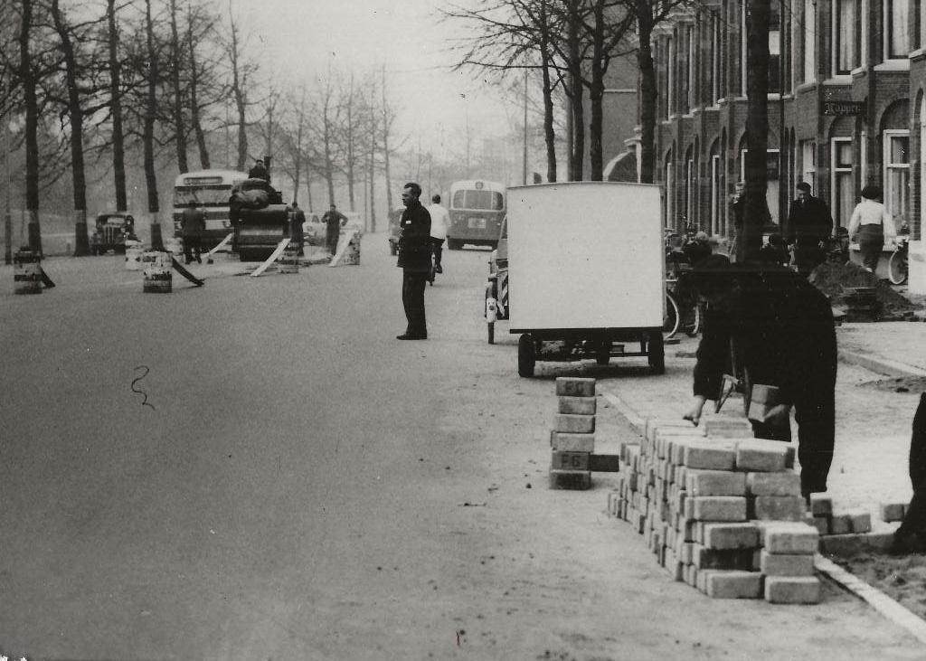 Utrecht Stratenmakers aan het werk Foto, Ophalen of Verzenden, 1940 tot 1960, Ongelopen, Utrecht