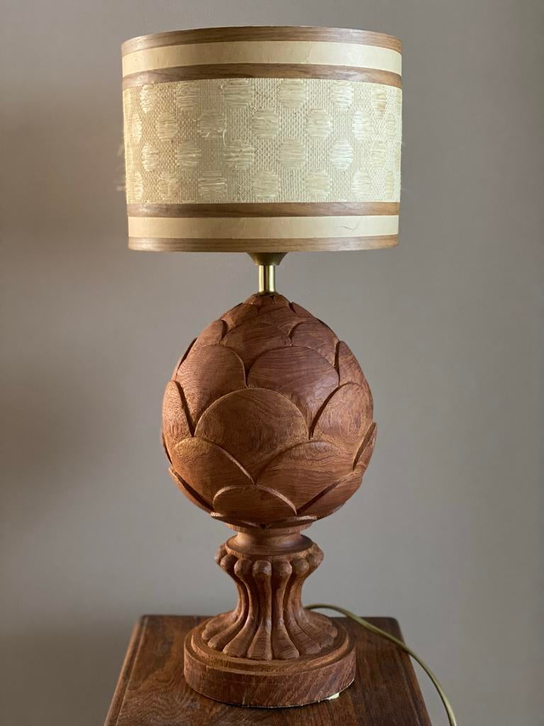 Vintage pine nut Tafellamp met Houtsnijwerk, Artisan, Gebruikt, 50 tot 75 cm, Ophalen of Verzenden