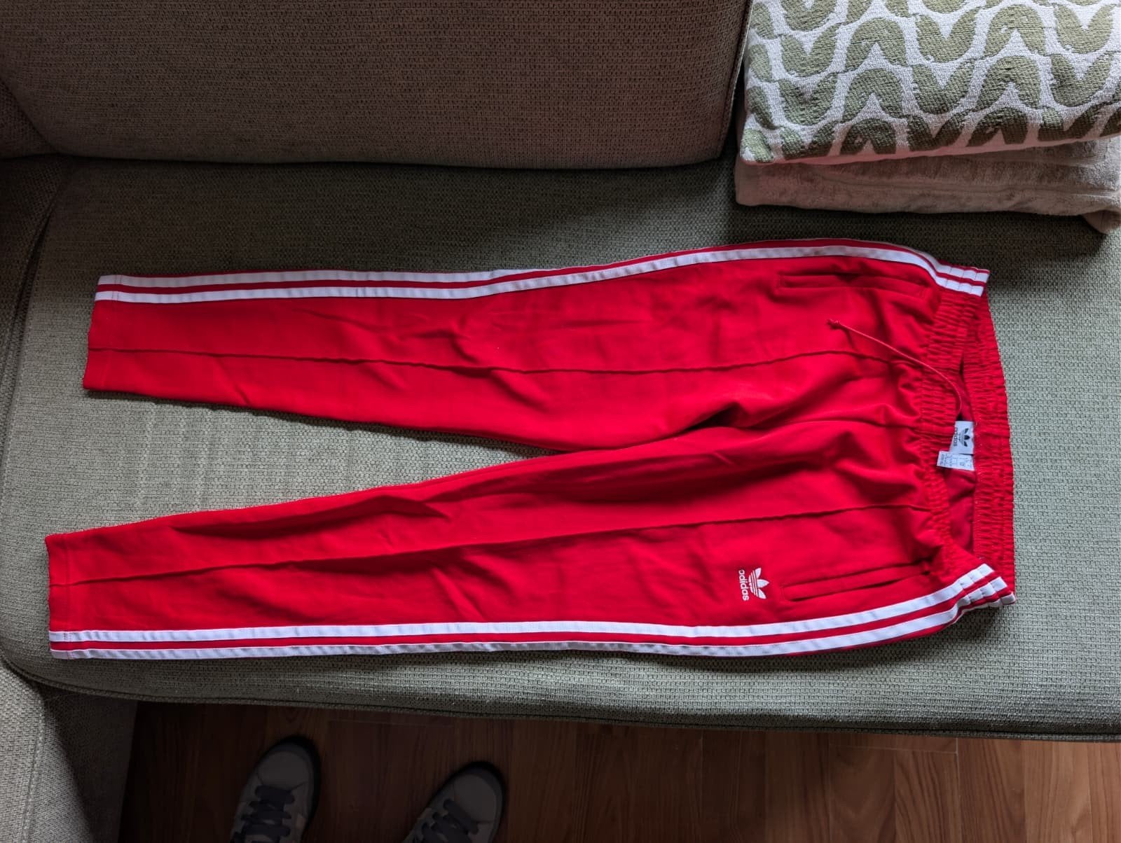 Adidas rode trainingsbroek met witte strepen, Adidas, Ophalen of Verzenden, Maat 36 (S), Lang
