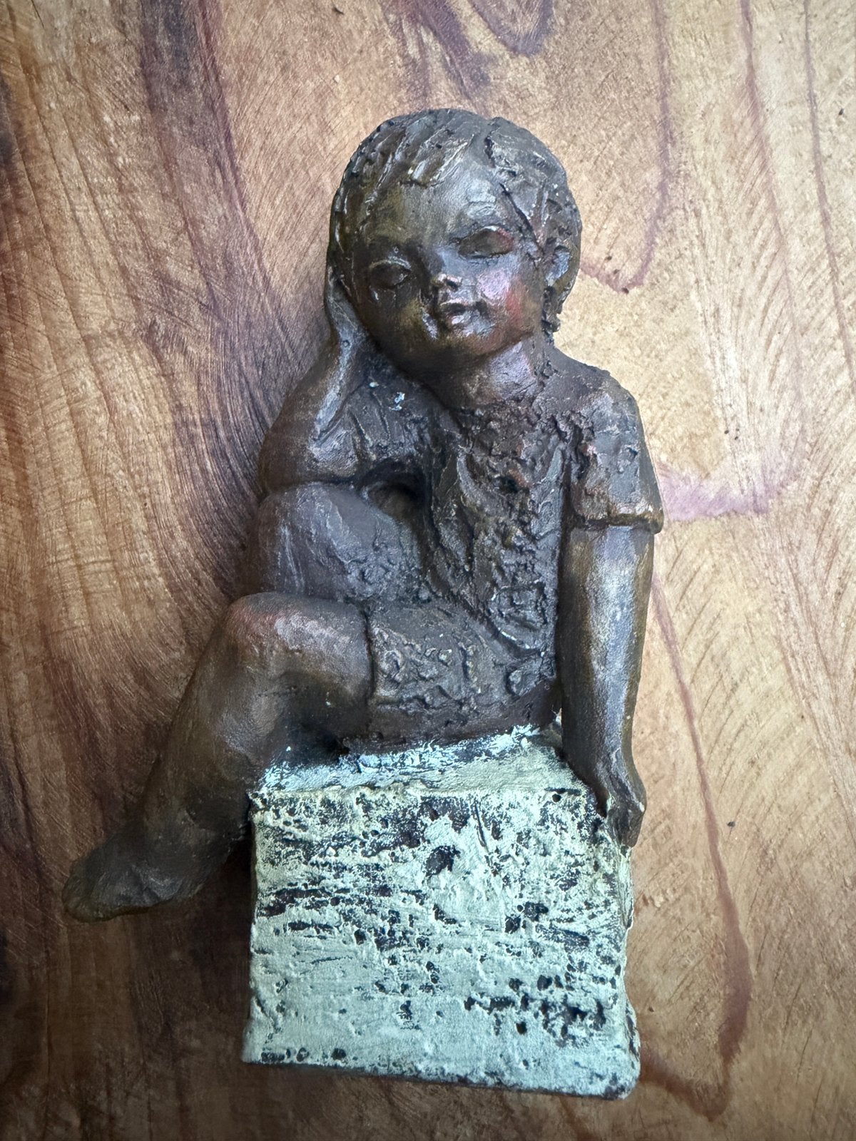Vintage buste meisje op sokkel – beeldje – kunststeen/hars, Ophalen