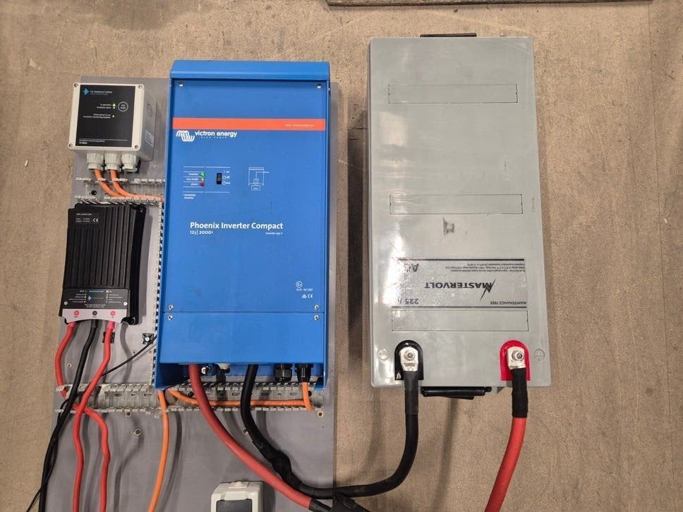 Victron 12 2000 omvormer 225 ah agm Mastervolt complete set, Ophalen