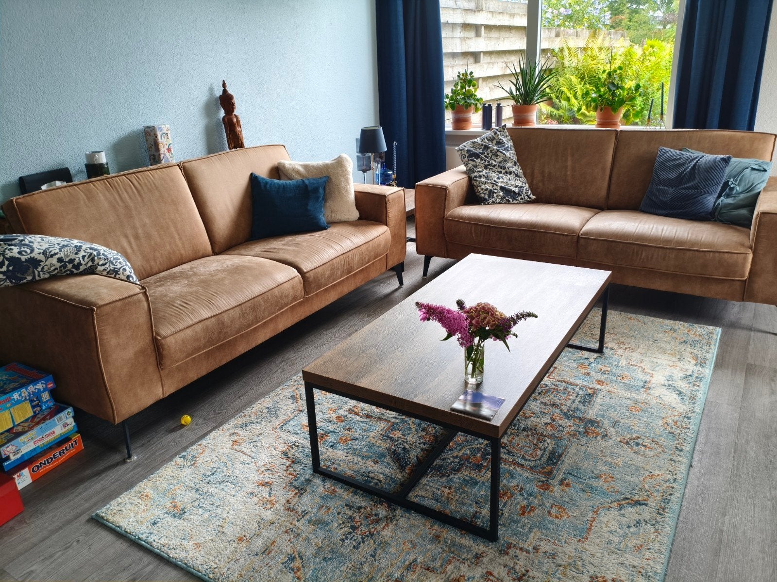 Comfortabele 2-zits bank in cognac kleur, Huis en Inrichting, Banken | Bankstellen, Ophalen, Gebruikt, Tweepersoons, 75 tot 100 cm