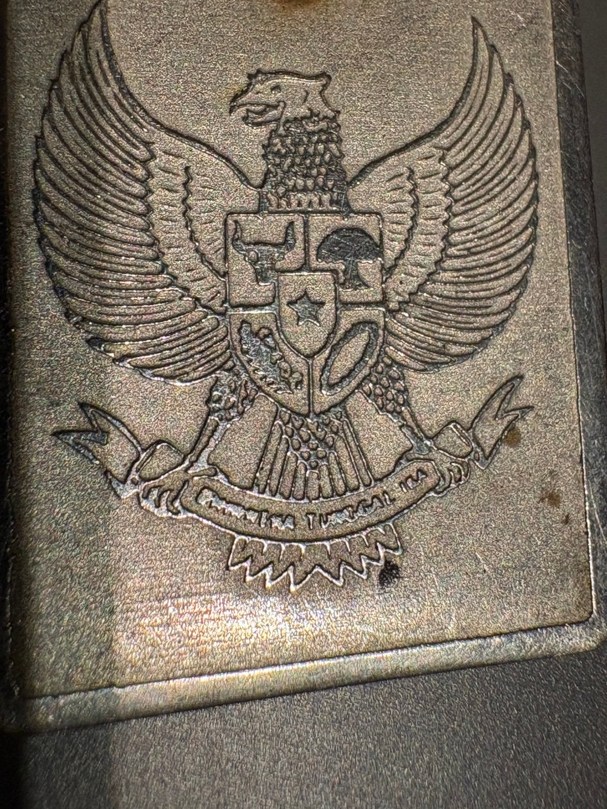 Vintage Indonesische Garuda Pancasila hanger / embleem, Verzamelen, Militaria | Algemeen, Verzenden, Landmacht, Embleem of Badge