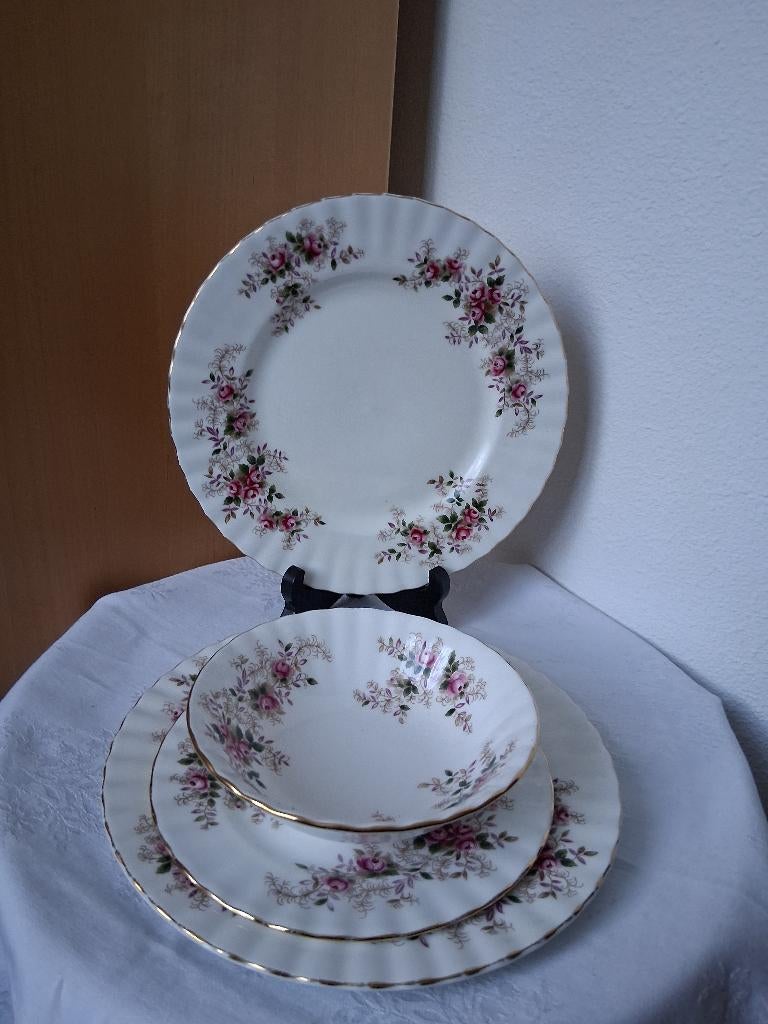 Royal Albert Lavender rose items *eureka*, Ophalen of Verzenden, Zo goed als nieuw, Porselein, Kop en/of schotel
