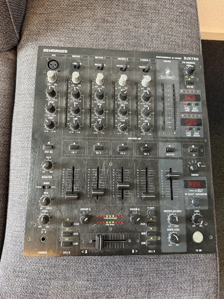 Behringer DJX750 DJ Mixer - Onderhoud nodig, Muziek en Instrumenten, Ophalen of Verzenden, Gebruikt, Minder dan 5 kanalen, Microfooningang