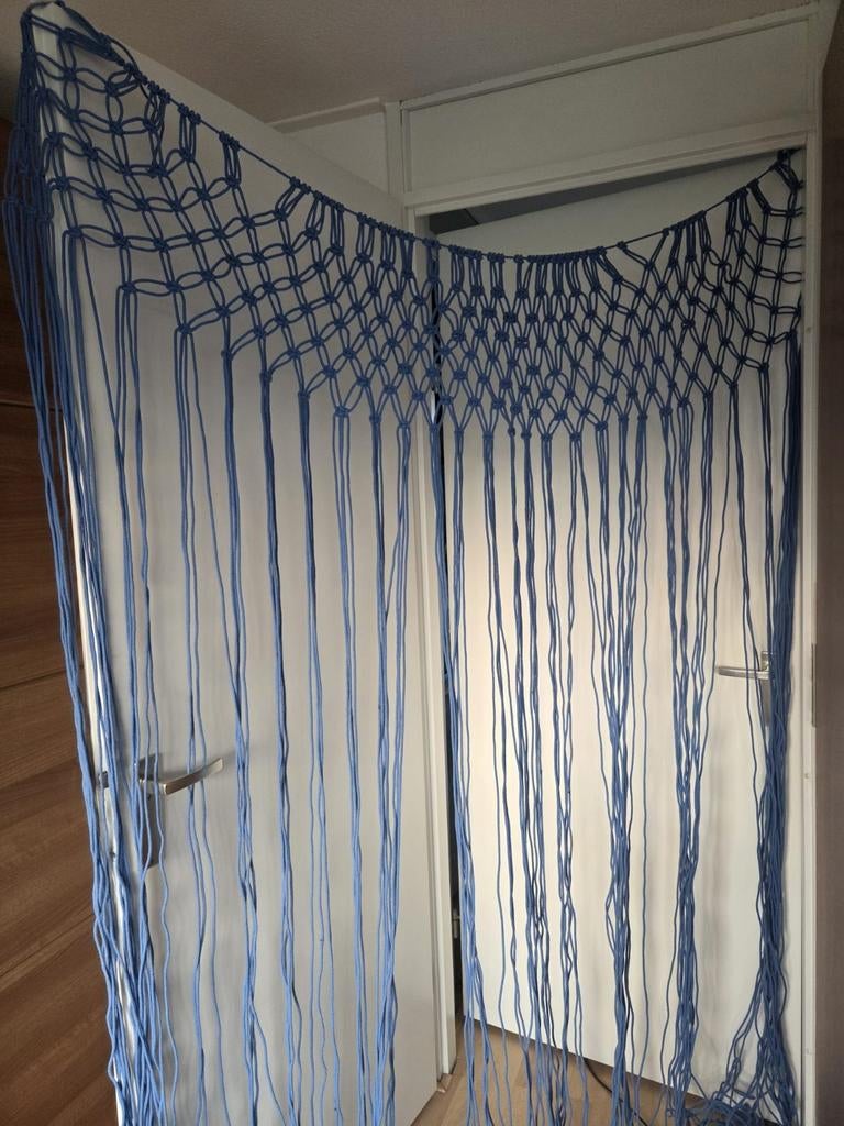 Blauw macramé vliegengordijn - Handgemaakt, Macramé, Bohemien, 100 tot 150 cm, Blauw, Ophalen of Verzenden