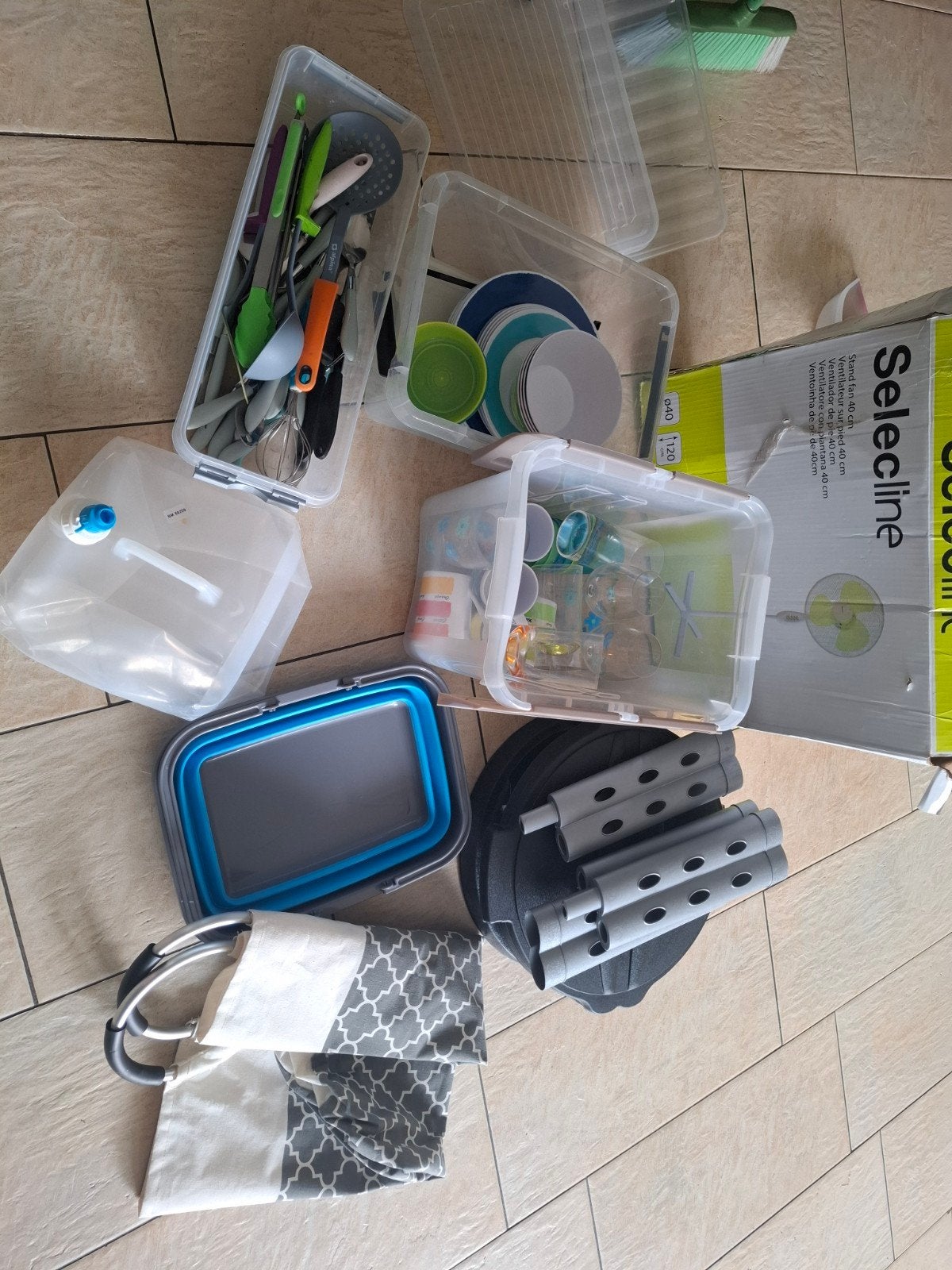 Complete plastic campingset: borden, bekers, glazen & meer, Caravans en Kamperen, Kampeeraccessoires, Ophalen