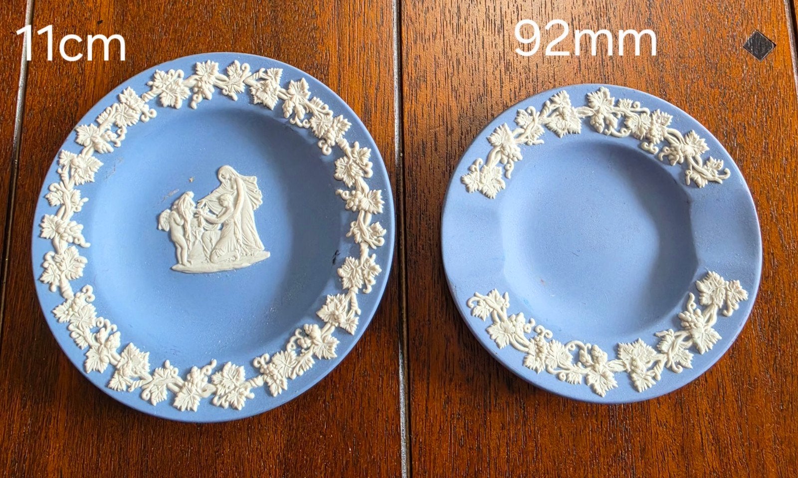 Set van 2 Wedgwood Jasperware schoteltjes - Blauw en Wit, Ophalen of Verzenden