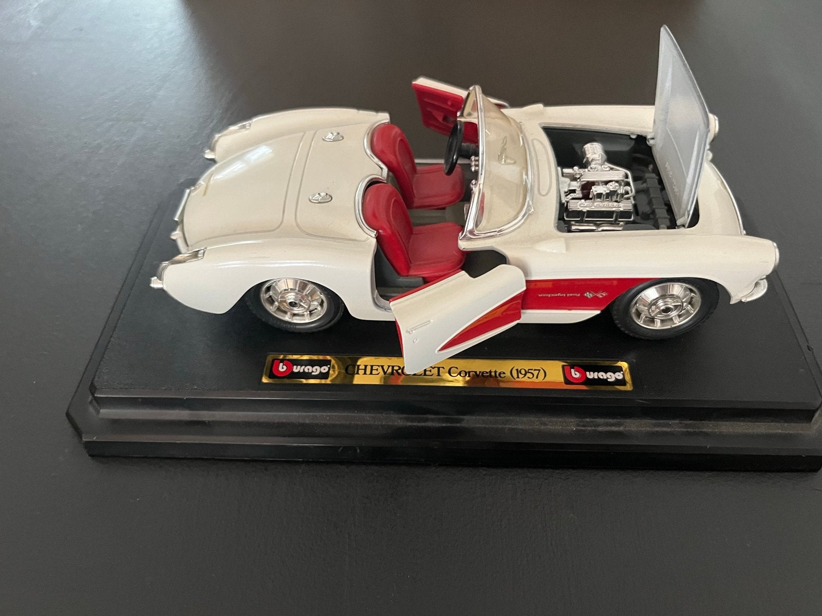 Bburago Chevrolet Corvette (1957) schaalmodel, Ophalen of Verzenden, Zo goed als nieuw, Auto, Overige merken