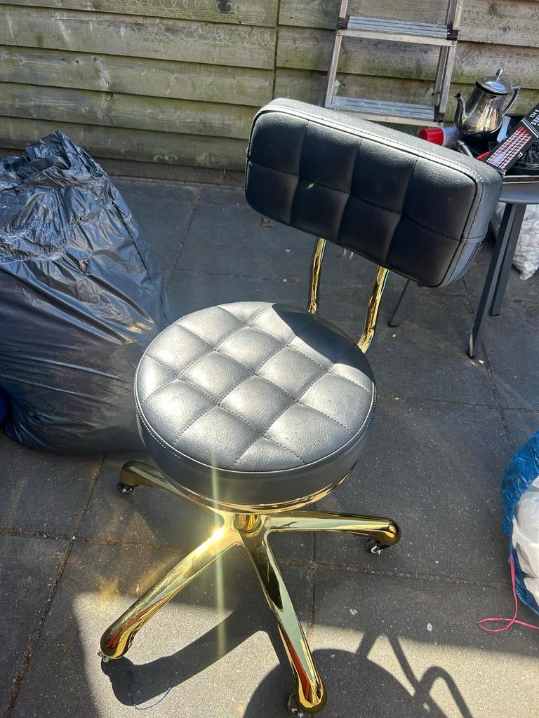 Zwarte behandel kruk met gouden onderstel schoonheid salon, Gebruikt, Zwart, Leer, Ophalen of Verzenden
