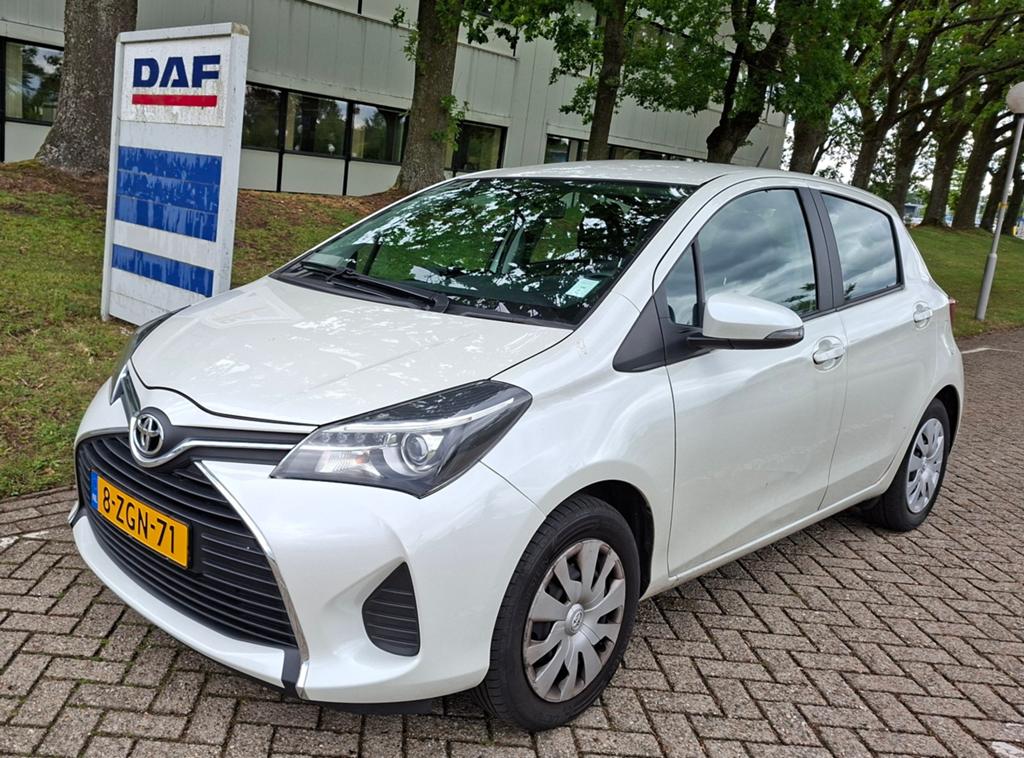 Toyota Yaris 1.3 16V Vvt-i 5DR 2015 Wit, Auto's, 40 €/maand, 4 cilinders, Wit, Handgeschakeld