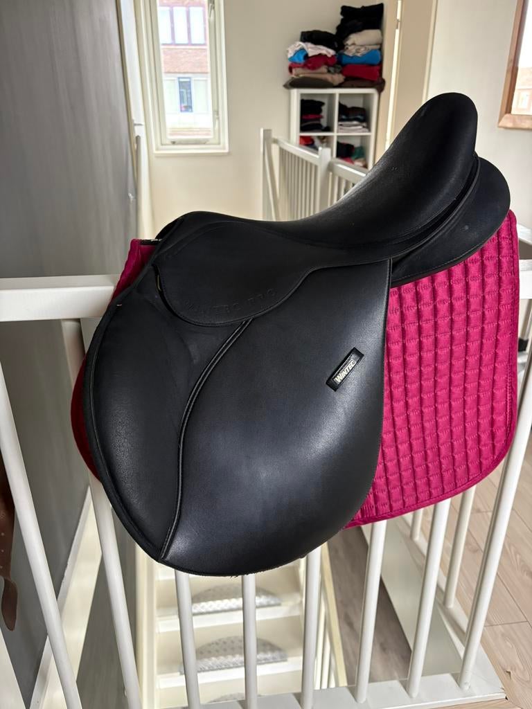 Wintec pro springzadel 17 inch, Dieren en Toebehoren, Paarden en Pony's | Zadels, Ophalen of Verzenden, Zo goed als nieuw, Springen