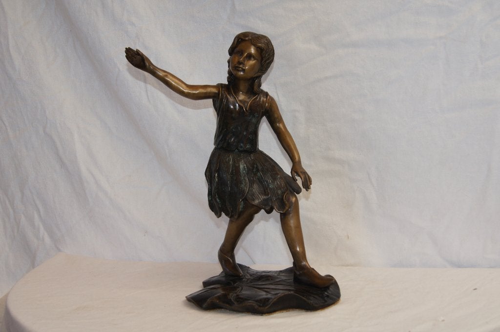 Bronzen beeldje van een meisje op een blad, Ophalen of Verzenden, 20 - 50 cm, Beeld, Bruin