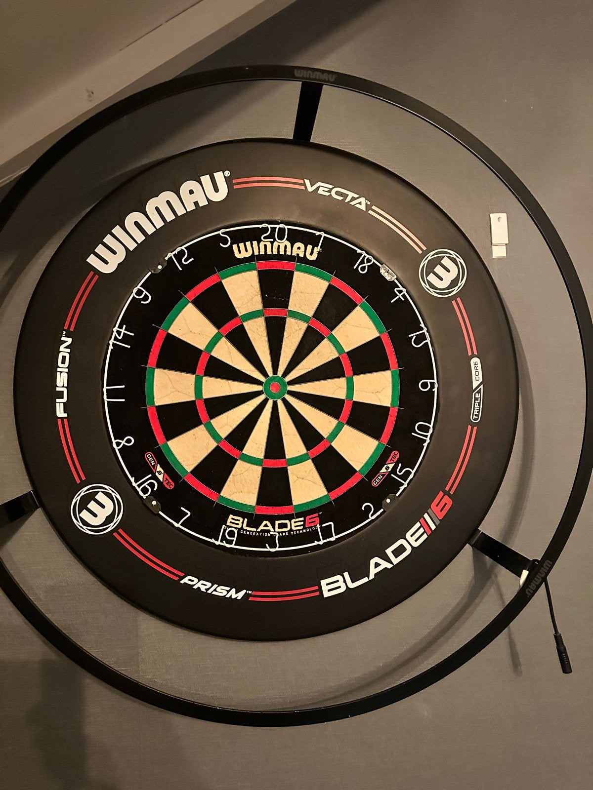 Winmau Blade 6 Dartbord + foamrand en LED verlichting, Ophalen, Zo goed als nieuw, Dartbord met pijlen