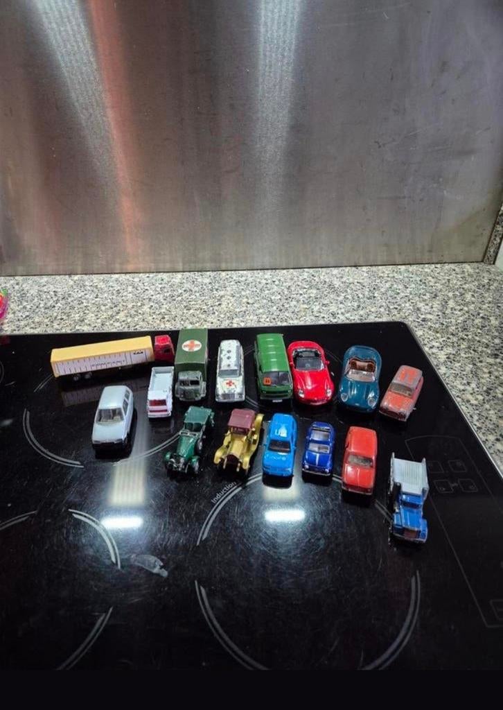 Verzameling van 16 diverse modelauto's en vrachtwagens, Hobby en Vrije tijd, Ophalen of Verzenden, Gebruikt, Overige typen, Overige merken