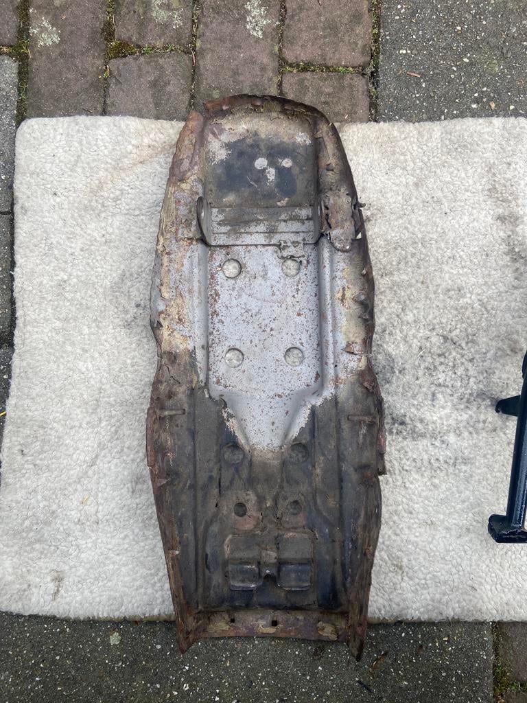 Honda SS50 korte buddy bodemplaat, Ophalen of Verzenden, Gebruikt, Zadel, Overige merken