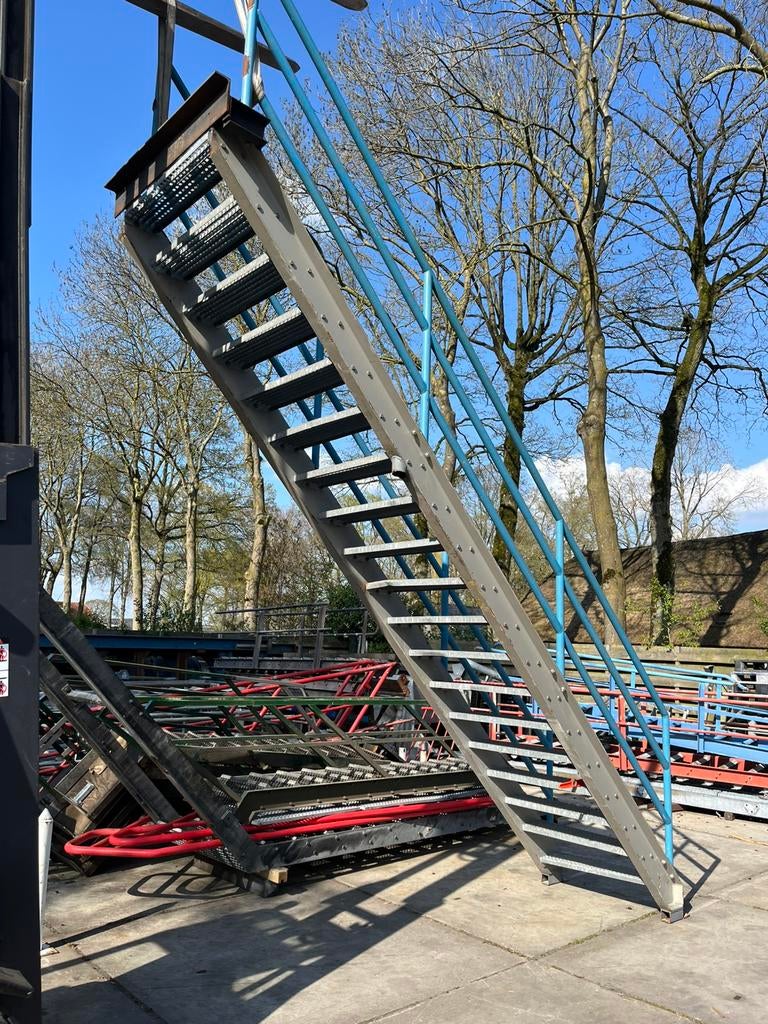 Zware stalen trap 2xleuning 4.20 m hoog 1.06 breed 19 treden, Doe-het-zelf en Verbouw, Ladders en Trappen, Ophalen, Gebruikt, Trap