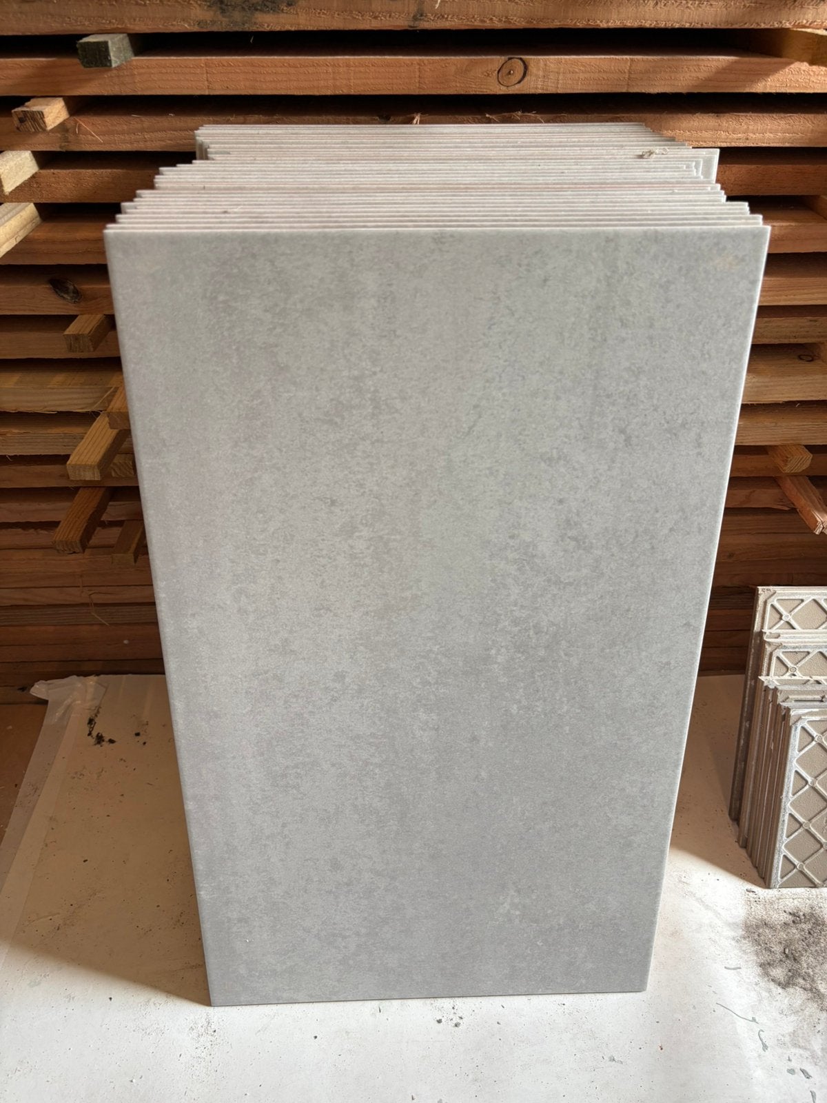 Licht grijze tegel 33,5x55 cm, Doe-het-zelf en Verbouw, Tegels, 40 tot 60 cm, Keramiek, Nieuw, Vloertegels