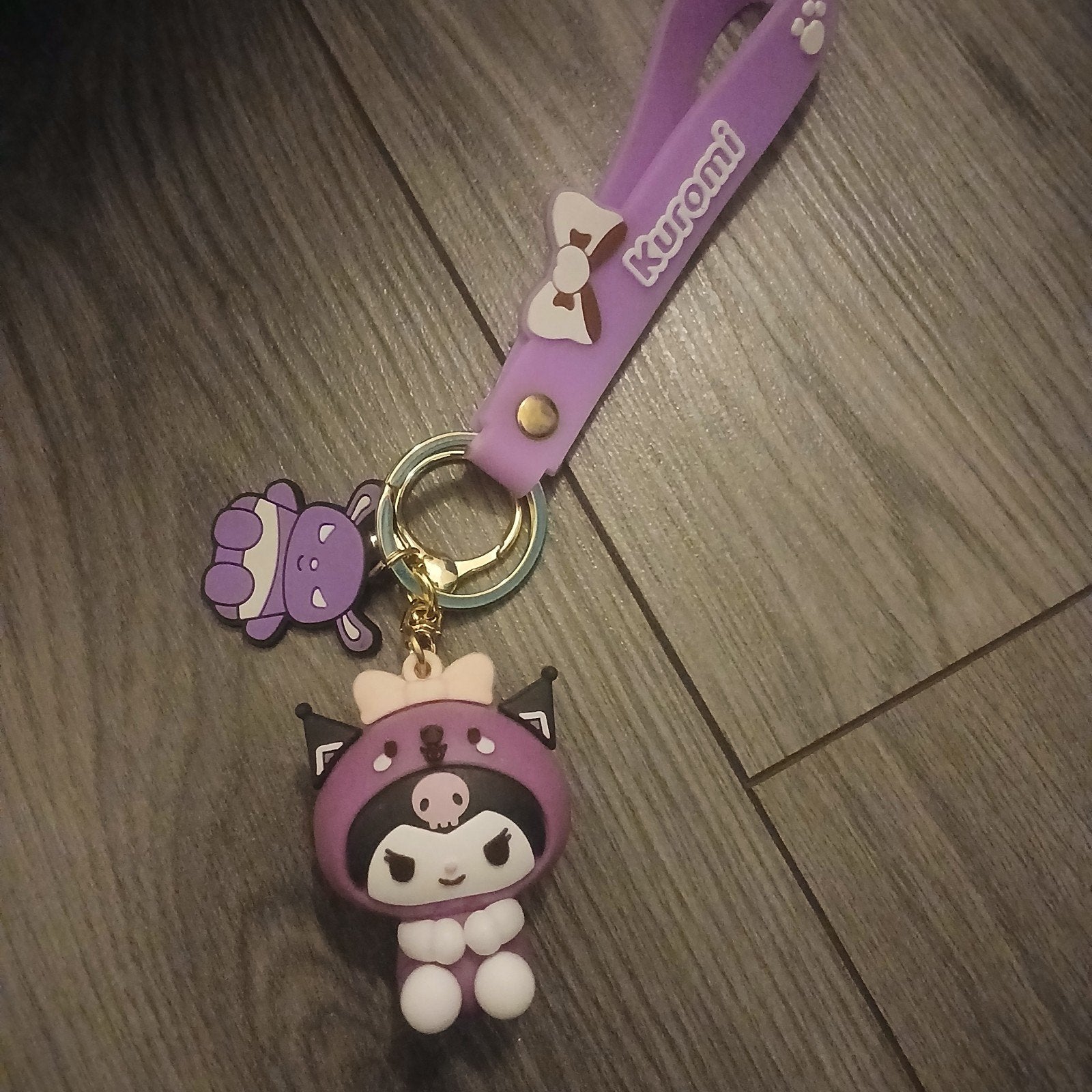 Leuke Kuromi sleutelhanger met paarse band, Ophalen