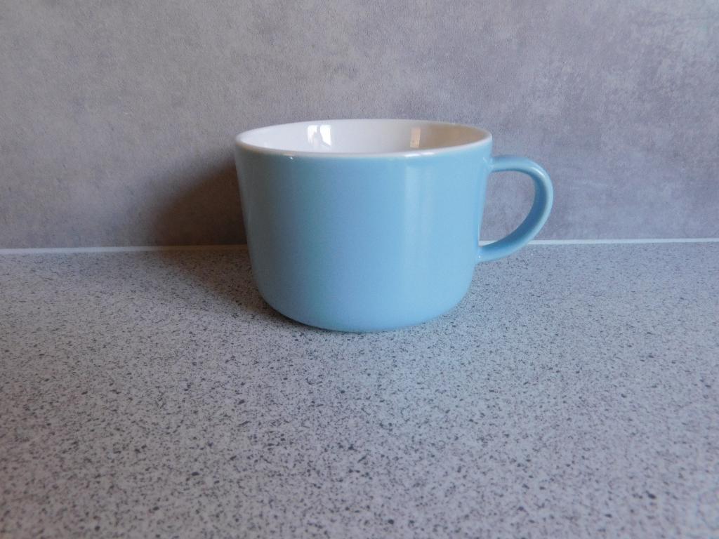 Mok 330 ml. New Bone China Licht Blauw Chicago Hema, Ophalen of Verzenden, Zo goed als nieuw, Overige stijlen, Kop(pen) en/of Schotel(s)