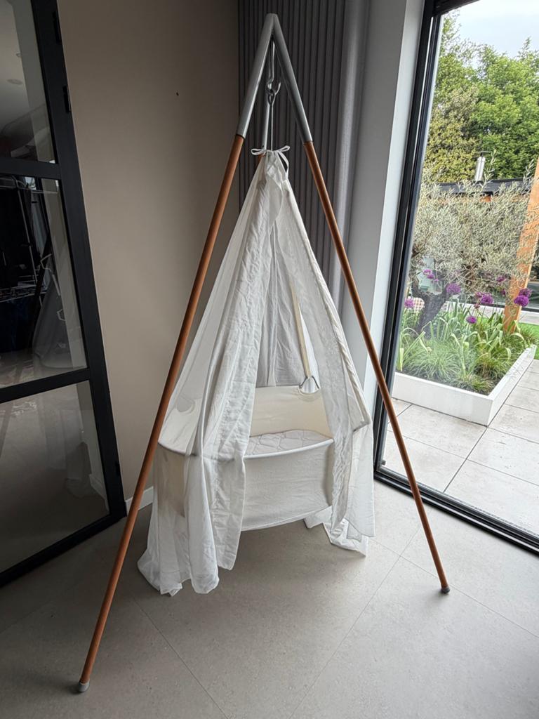Leander hangwieg compleet met standaard, matras en hemeltje, Ophalen, Zo goed als nieuw, Wieg