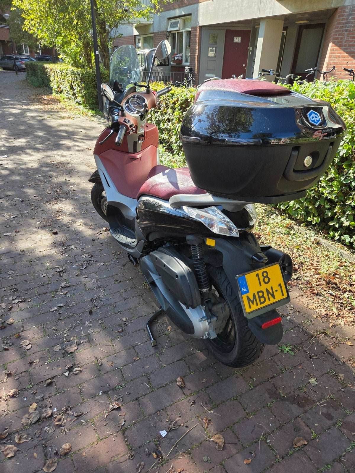 Piaggio Beverly HPE Motorscooter - Zwart/Rood, Ophalen, Overige modellen, Maximaal 45 km/u, Zo goed als nieuw