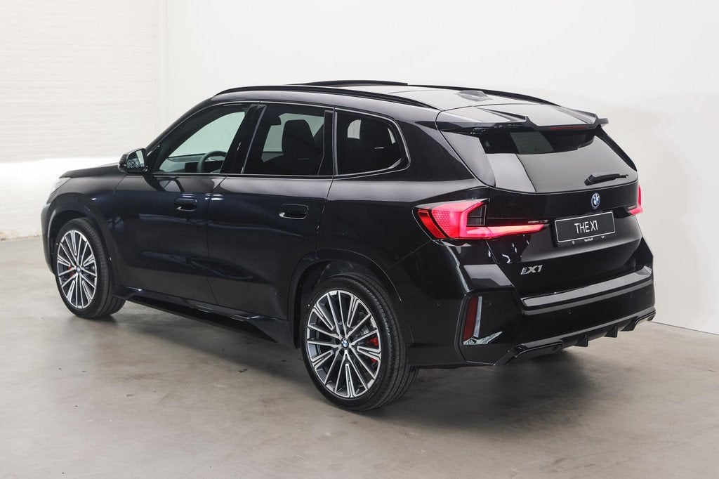 BMW iX1 eDrive20 M Sport / Panoramadak / Trekhaak / Sportsto, Auto's, BMW, Zwart, Zwart, Nieuw, SUV of Terreinwagen