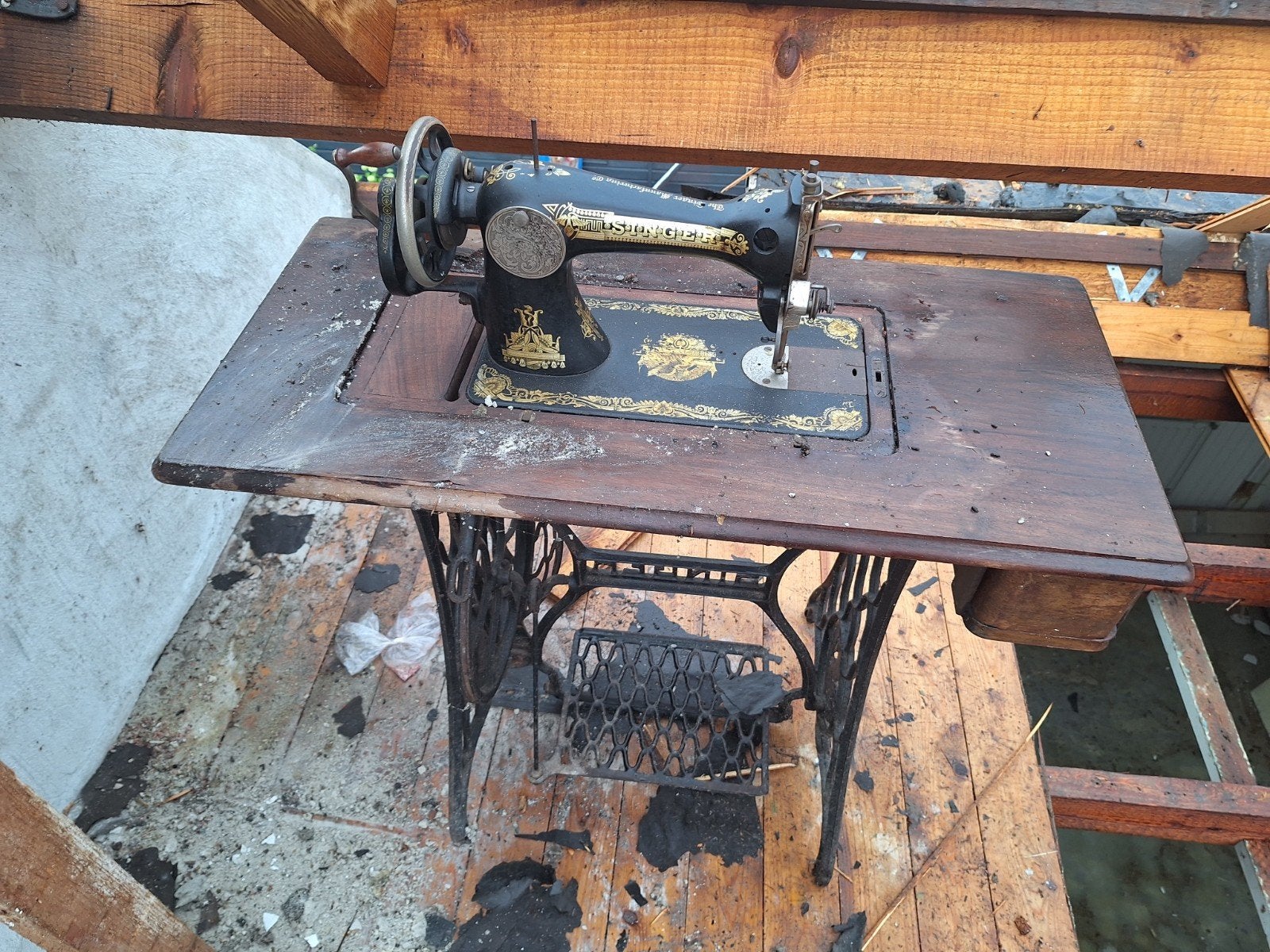 Antieke Singer Naaimachine met Tafel - Decoratief - MOET WEG, Ophalen