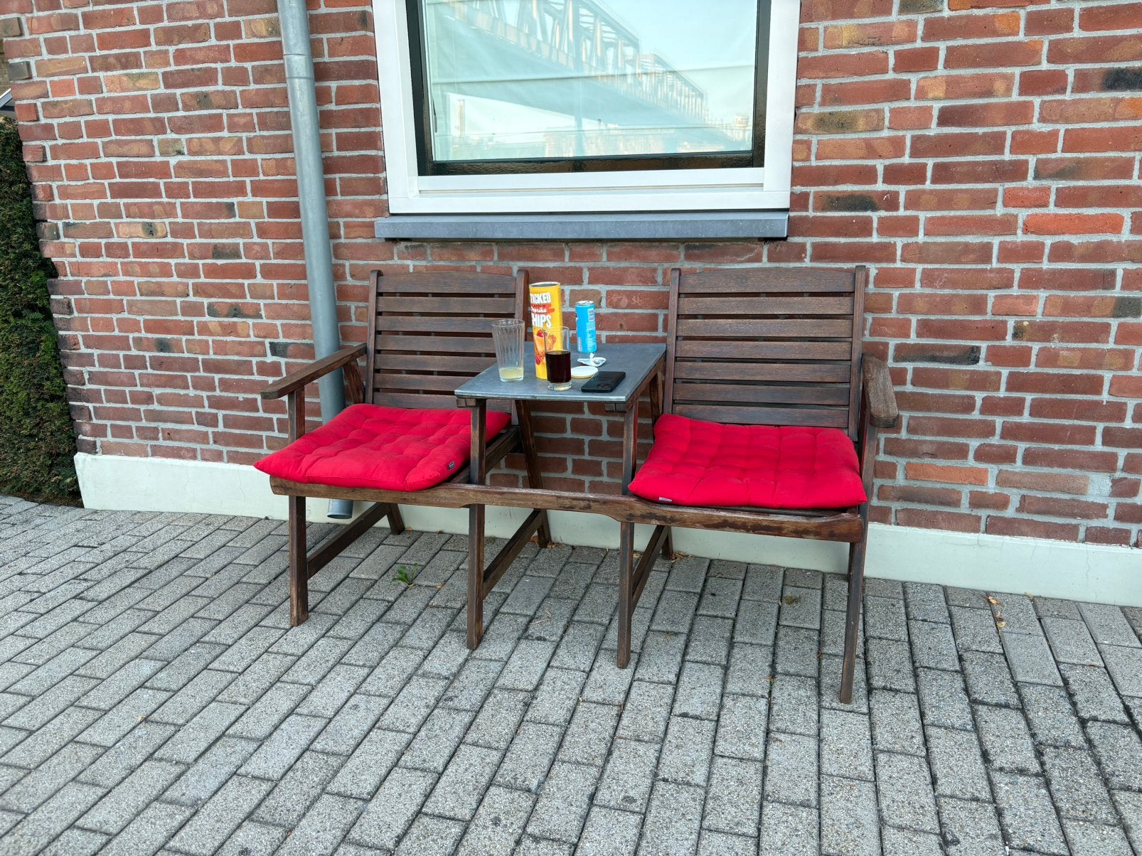 Houten twee-zits bankje met tafeltje, Ophalen, Zo goed als nieuw, Hout, 2 zitplaatsen