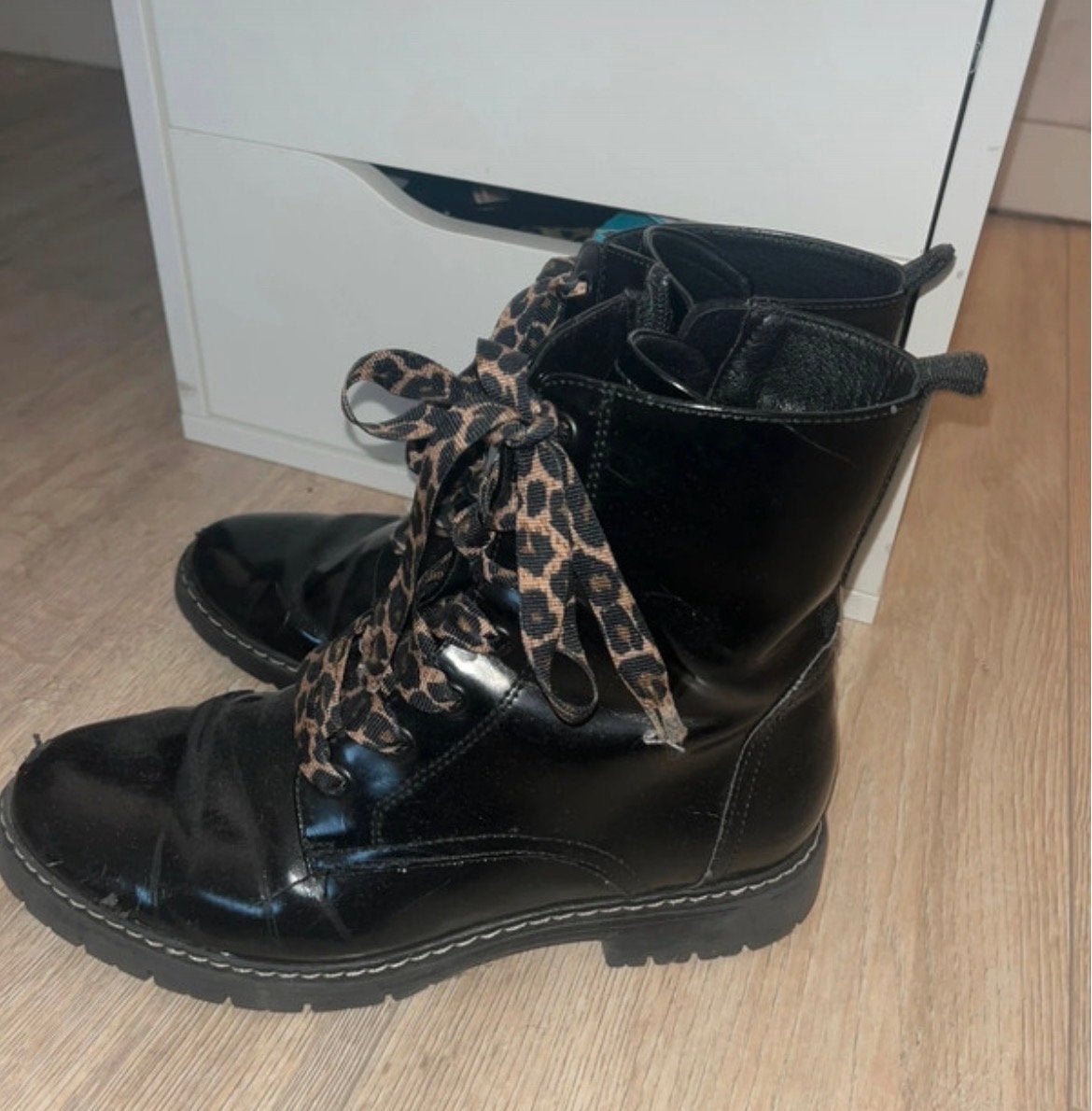 Zwarte lakleren laarzen met luipaardveters - Maat 39, Ophalen of Verzenden, Gedragen, Zwart, Lage of Enkellaarzen