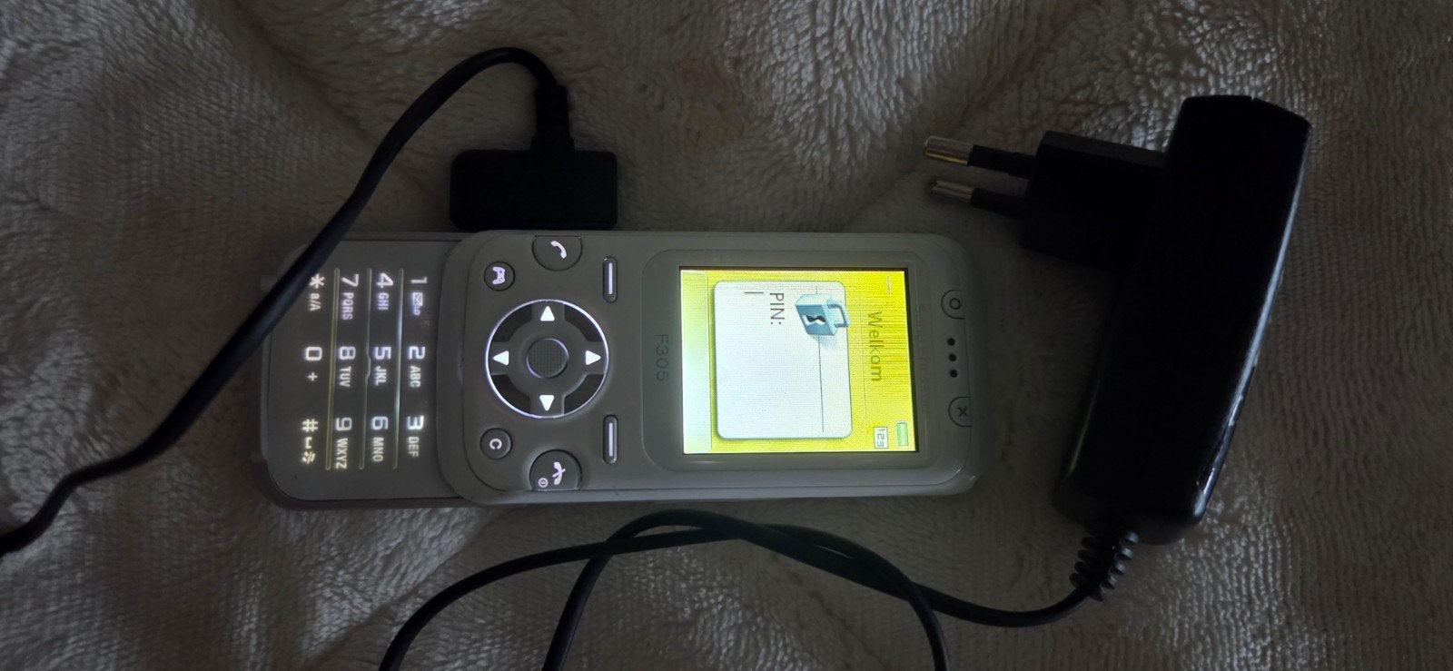 Sony Ericsson F305 - Schuifmodel Telefoon, Gebruikt, Schuifmodel, Ophalen of Verzenden, Minder dan 3 megapixel