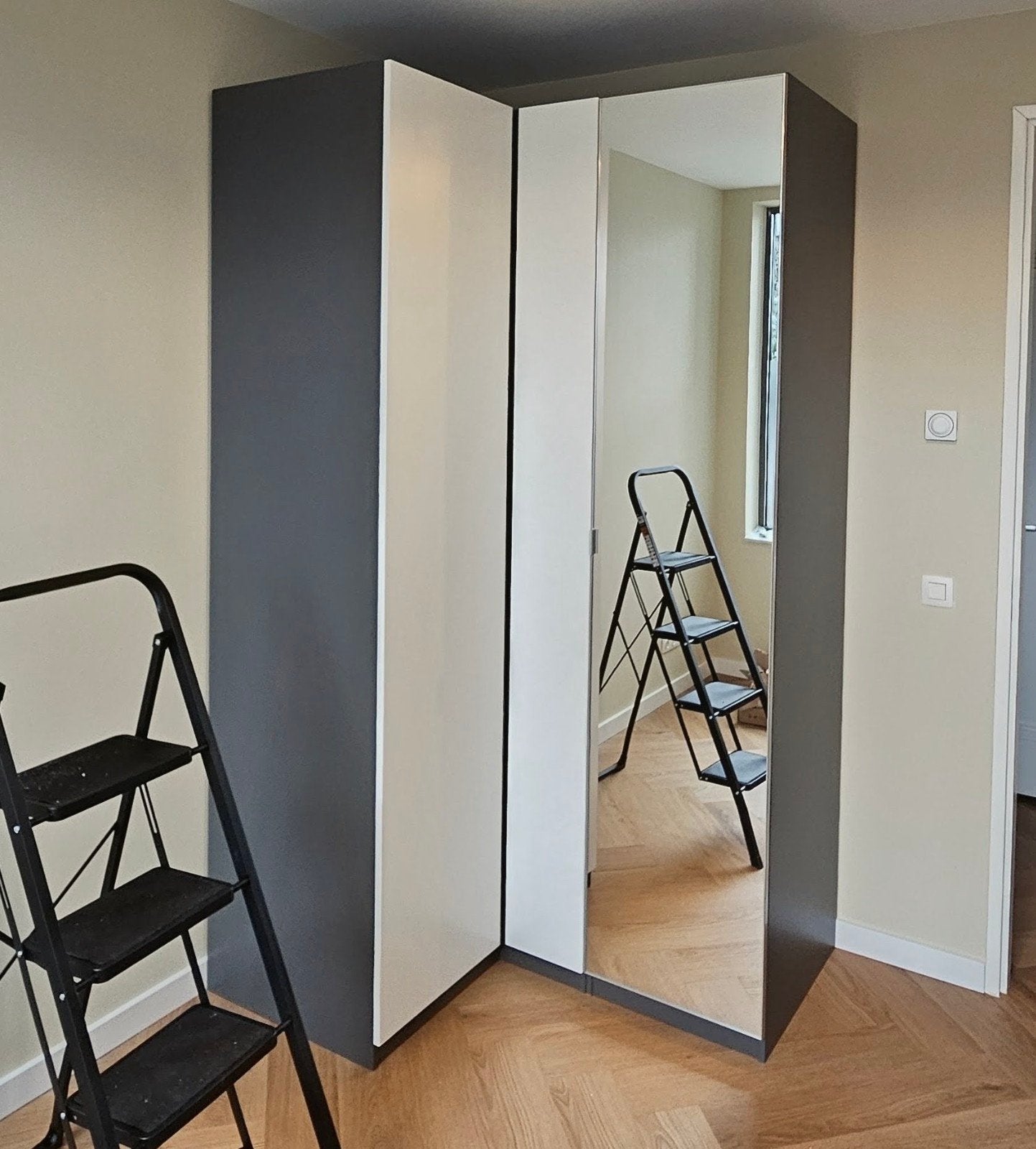 Moderne Pax hoekkledingkast met spiegel, lades verlichting, Glas, Modern, Hoekmodel, 150 tot 200 cm, Zo goed als nieuw