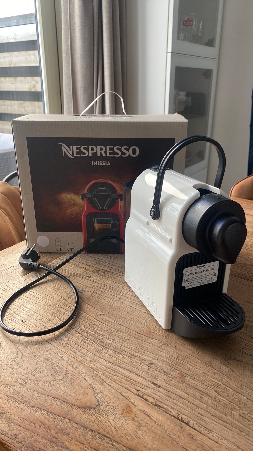 Nespresso Inissia Krups roomwit, 10 kopjes of meer, Ophalen of Verzenden, Zo goed als nieuw, Koffiemachine
