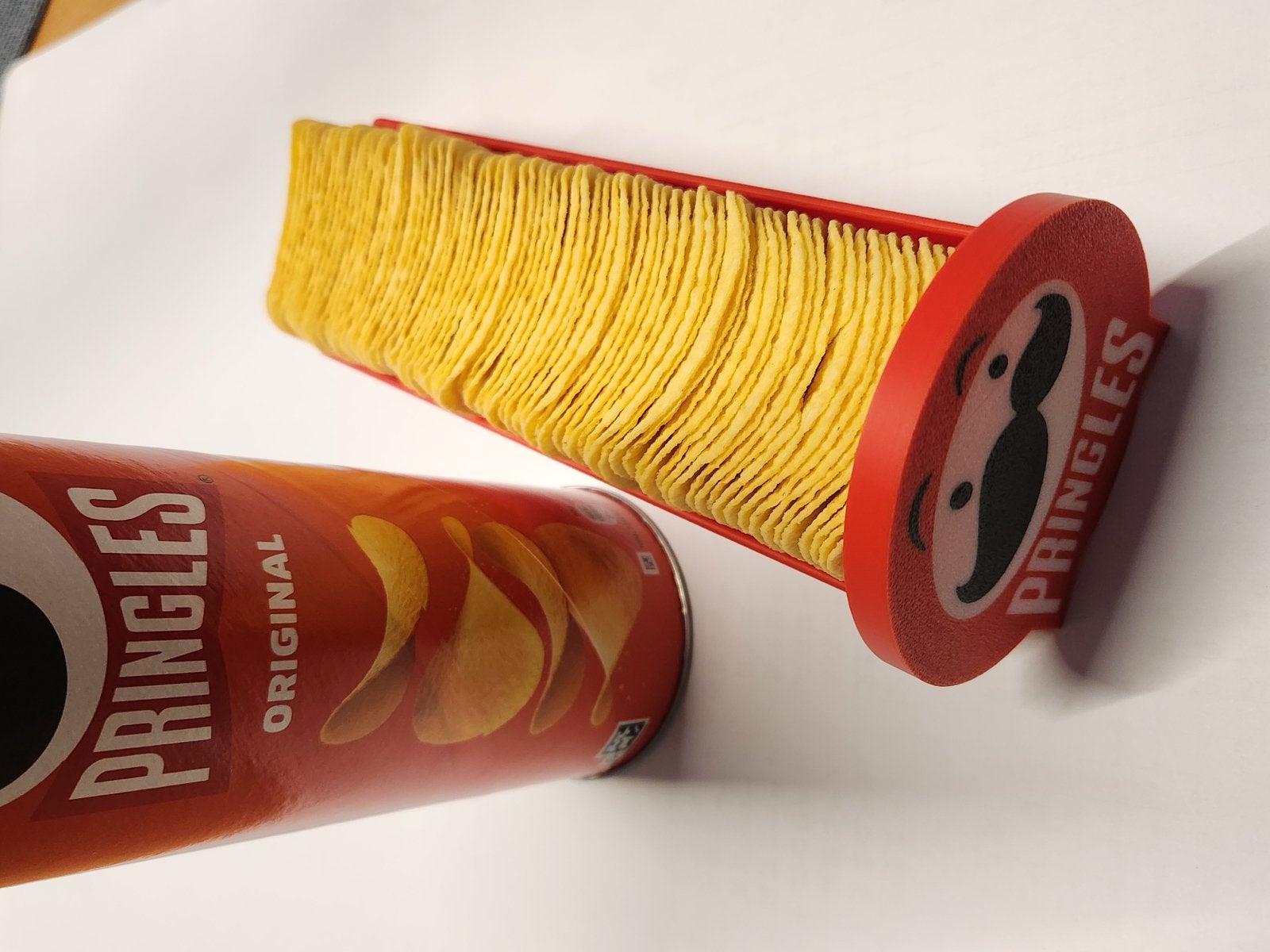 Pringles chipshouder - Nooit meer vieze handen!, Nieuw, Kunststof, Ophalen of Verzenden, Modern