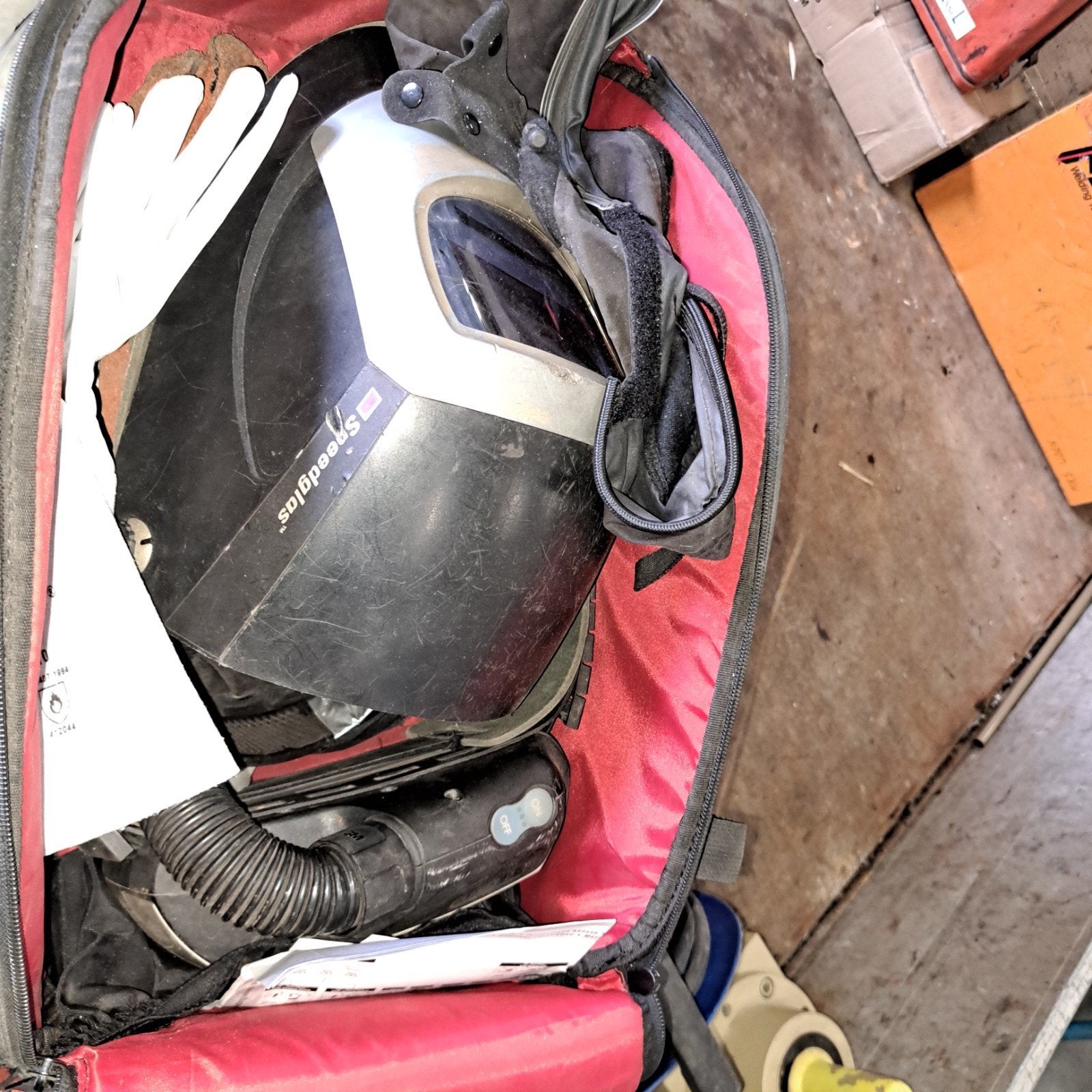 Speedglas lashelm met ademhalingsbescherming, Ophalen