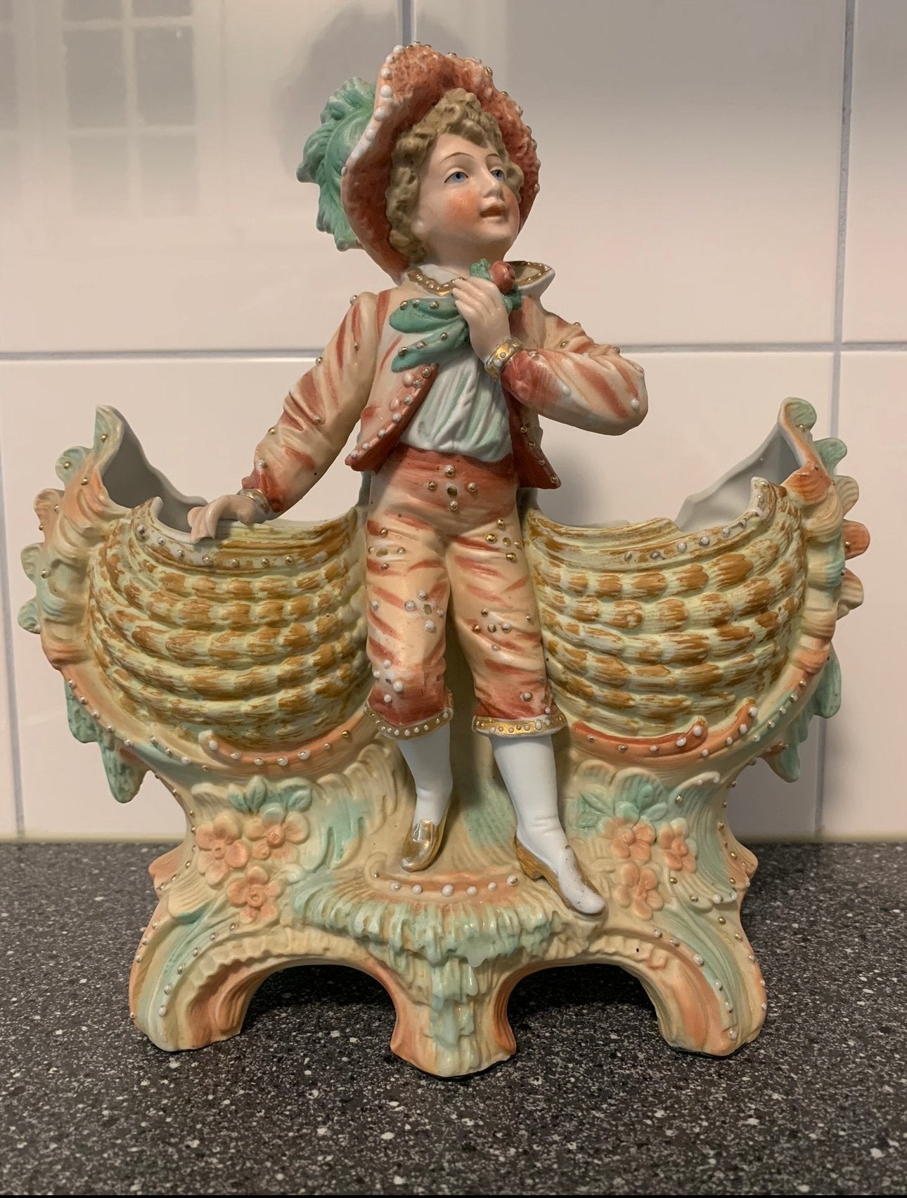 PLANTENBAKJE MET VICTORIAANSE JONGELING, GEMERKT, Ophalen of Verzenden