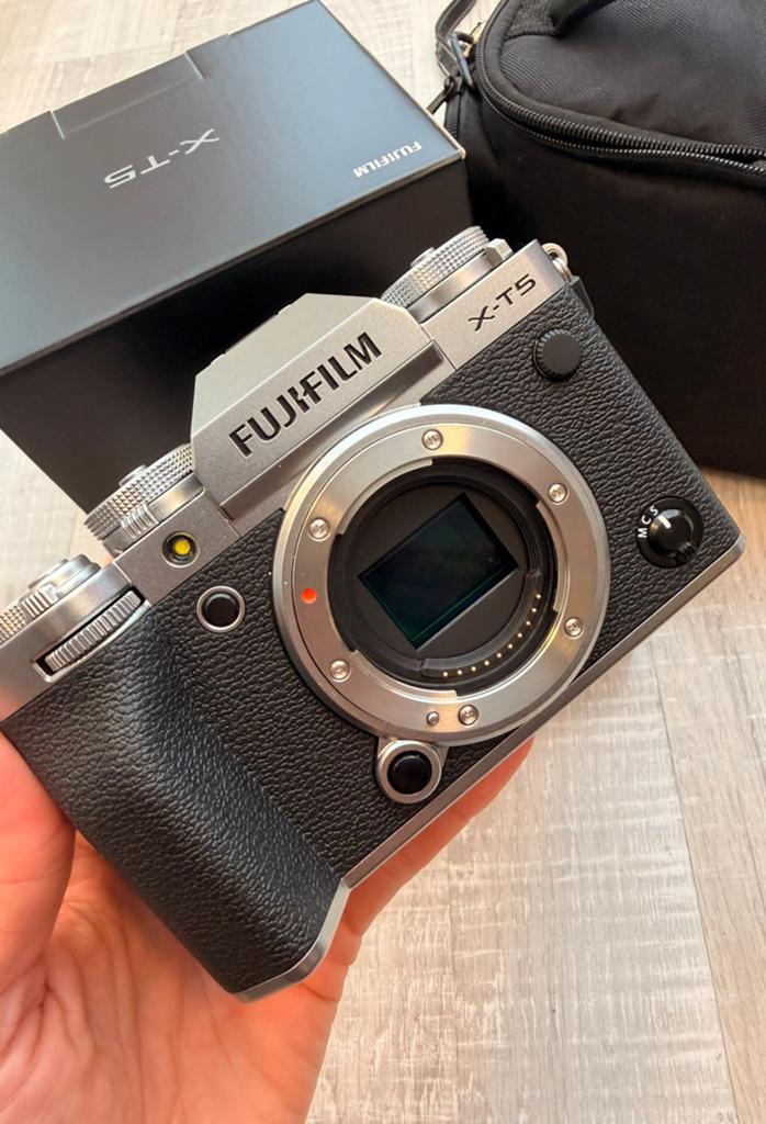 Fujifilm X-T5 + XF 16-80mm F4 lens – (<200 clicks), Audio, Tv en Foto, Fotocamera's Digitaal, Ophalen of Verzenden, Zo goed als nieuw