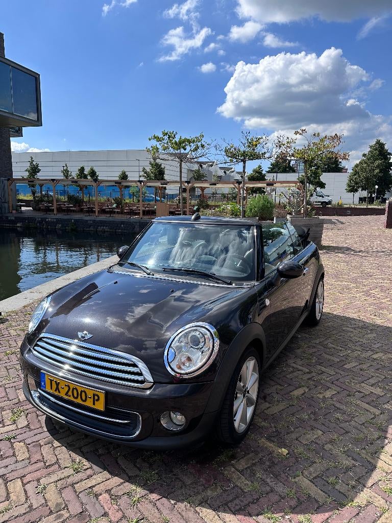 Mini 1.6 Cooper Cabrio 2014 Zwart/Bruin - met nieuwe apk, Zwart, 4 cilinders, 4 stoelen, Leder