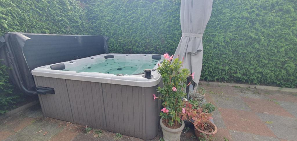 Jacuzzi 5 pers, 2 lig+3 zitplaatsen, Grand Atlantic uit 2022, Ophalen, Zo goed als nieuw, Trap